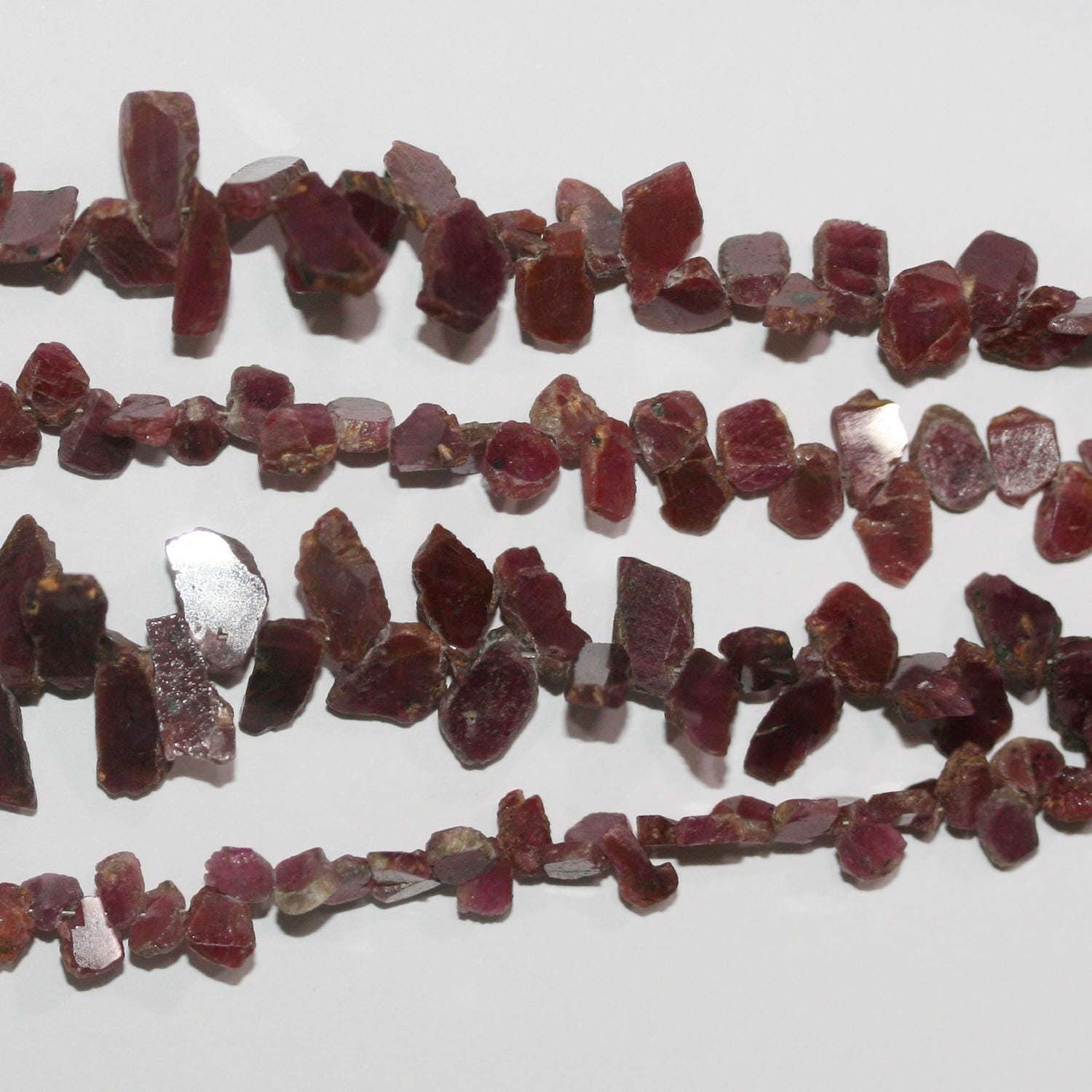 Perles plates irrégulières St Ruby de 8 pouces (environ 5 à 10 mm). Longueur du fil : 20 cm environ.