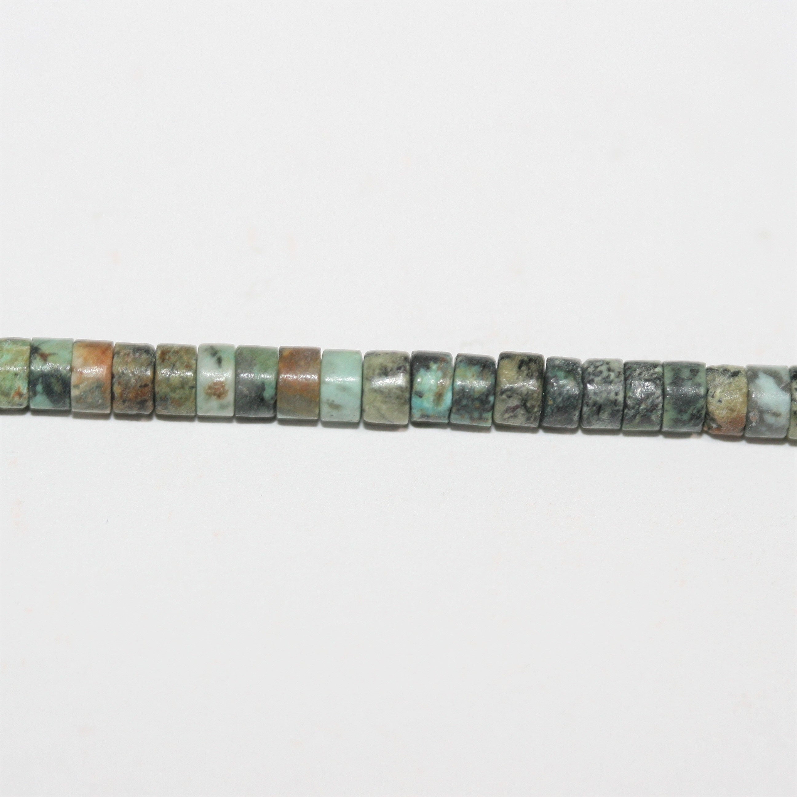 Perles disques lisses en turquoise africaine St 15" 4x2mm.- Brin 39cm.