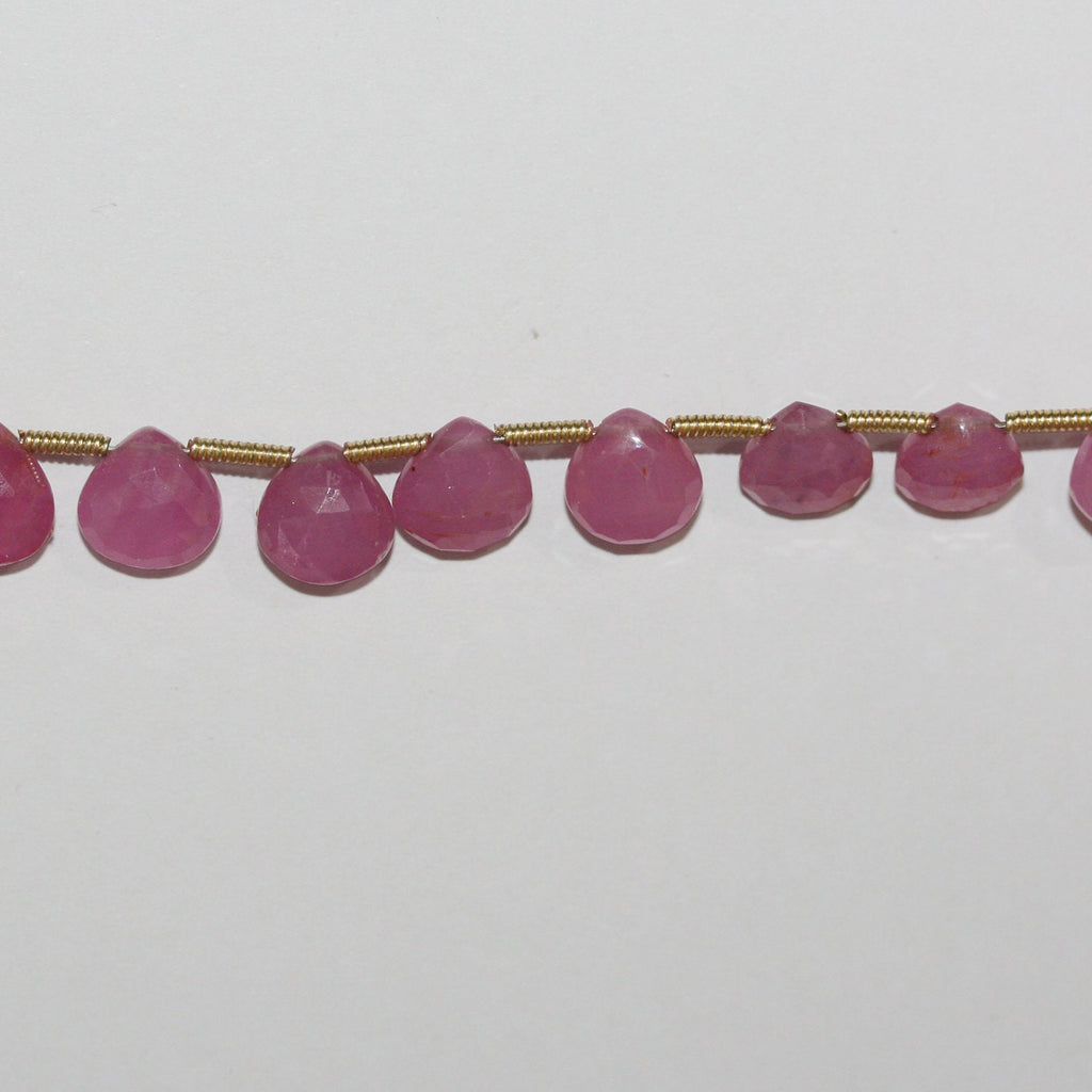 Perles en saphir rose St de taille dégradée, en forme de goutte, de 5 à 7 mm. Longueur approximative du fil : 21 cm.