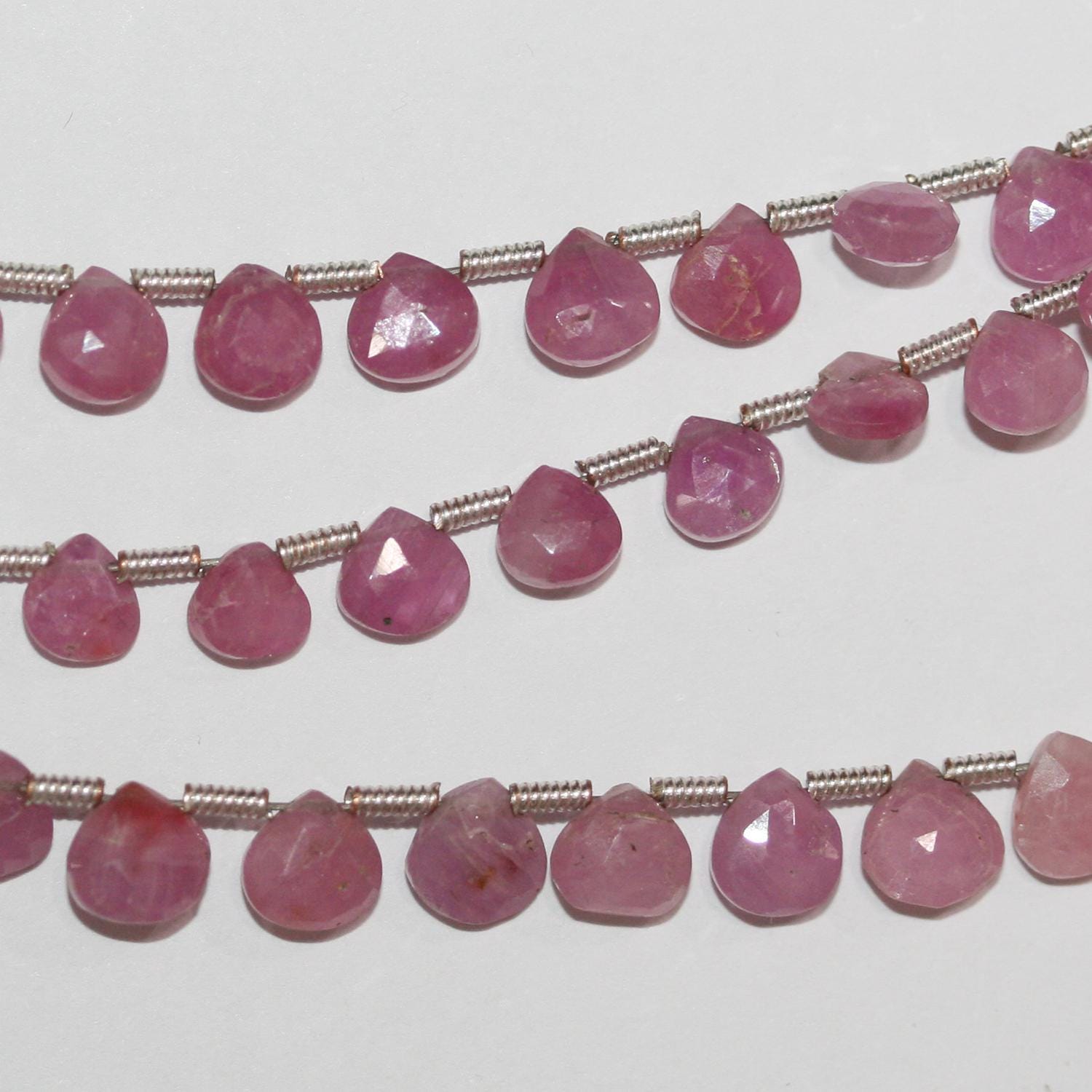 Perles en saphir rose facetté en forme de goutte, 8 pouces, 5-6 mm. Longueur du fil : environ 21 cm.