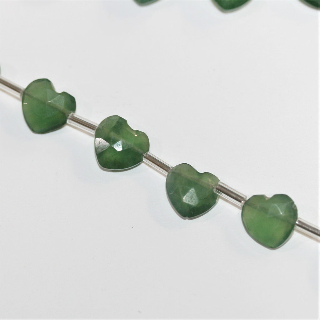 Cuentas de corazón facetadas de serpentina de Santa 5", 9-10 mm, hilo de 14 cm.