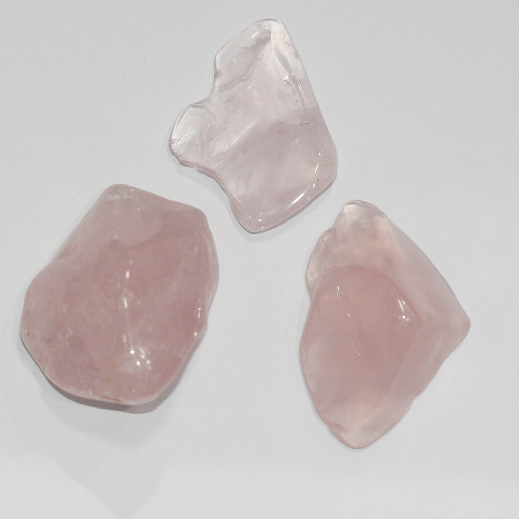 Pendentif irrégulier en quartz rose brut, environ 45 x 30 mm (1 pièce).