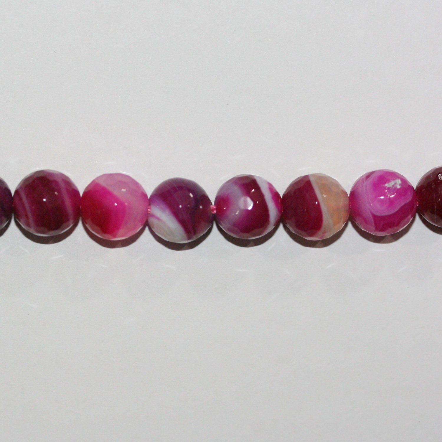 Cuentas redondas facetadas de ágata fucsia rayada de 40 cm (16"), 6 mm (tira).