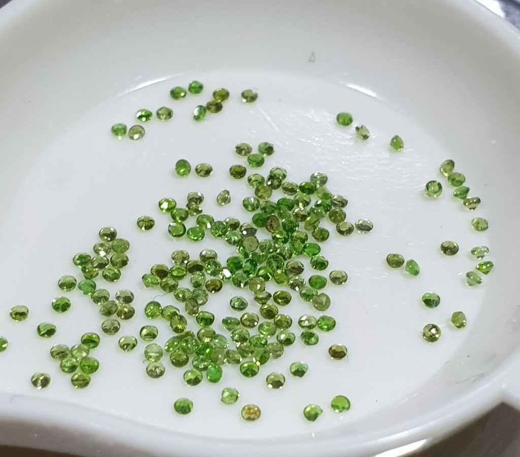 1 mm 1 lote de diópsido cromado ruso facetado redondo 1 mm piedra preciosa natural sin tratar - El precio es por lote en la imagen