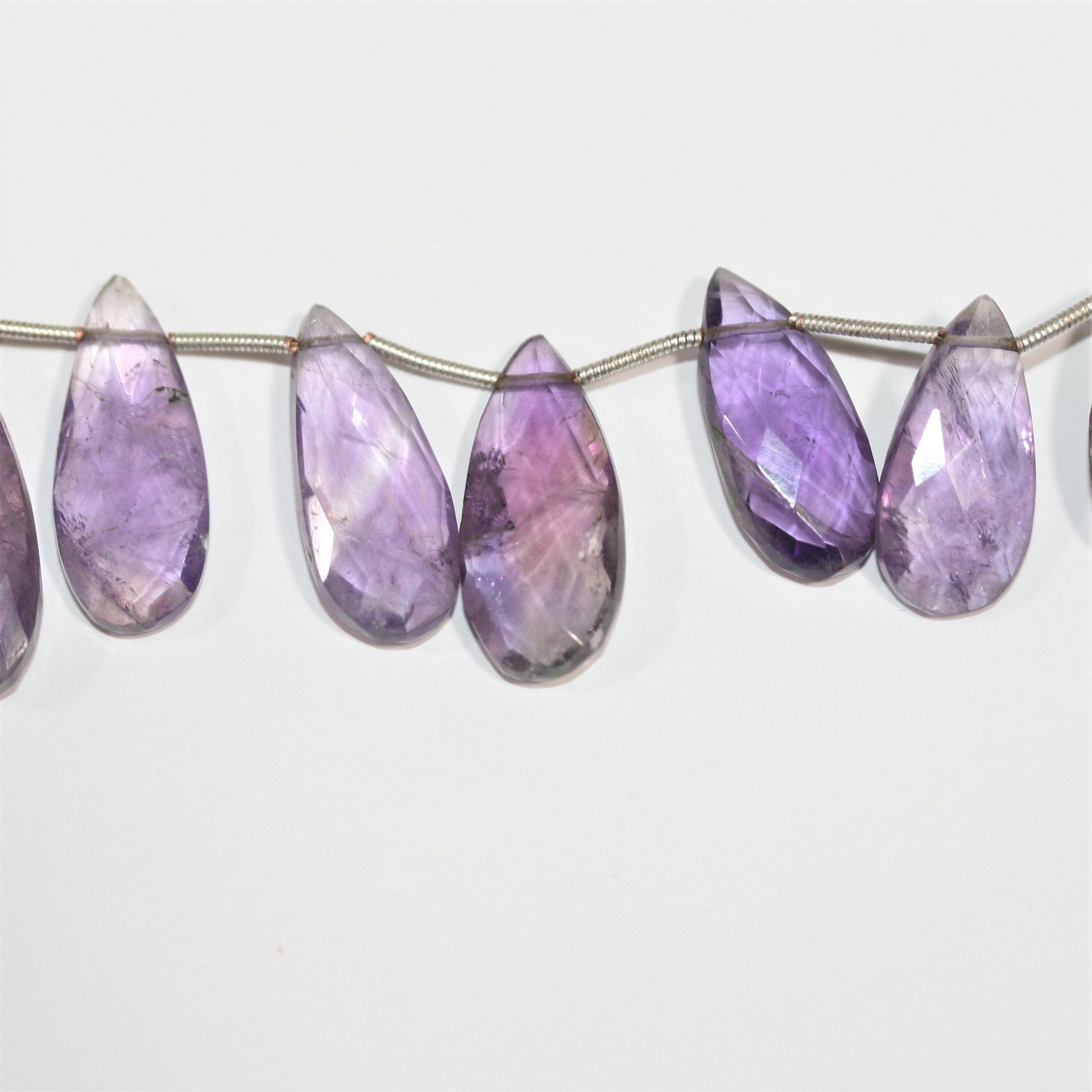 Cuentas de gota facetadas de amatista Santa de 7" de 25 x 12 mm. Aprox. - Hilo de 19 cm.