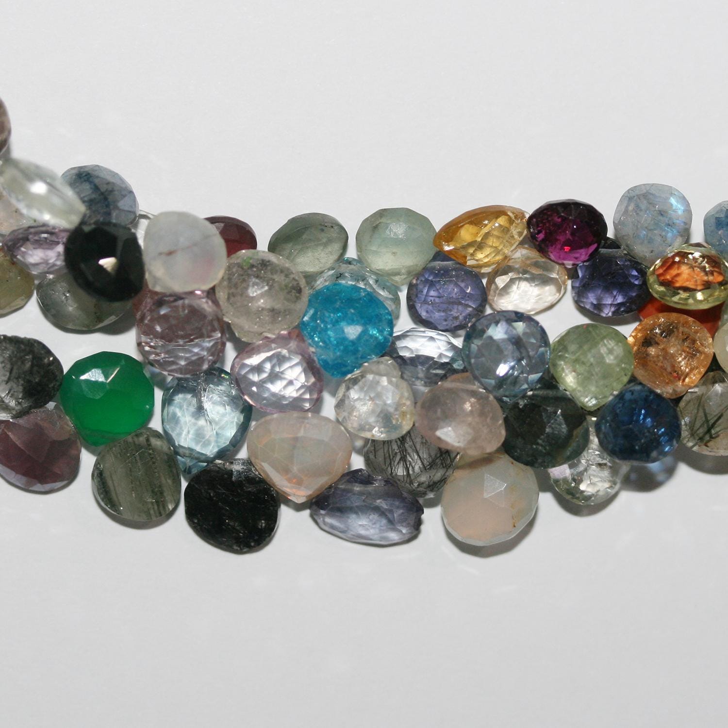 Perles en forme de goutte à facettes en pierre multiple de 8 pouces, 5-6 mm environ - Longueur du fil : 21 cm.