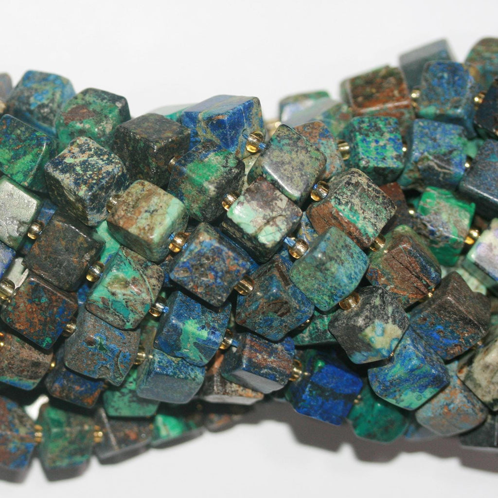 Perles cubiques irrégulières lisses en azurite de 15 pouces (8-9 mm). Longueur approximative du fil : 39 cm.