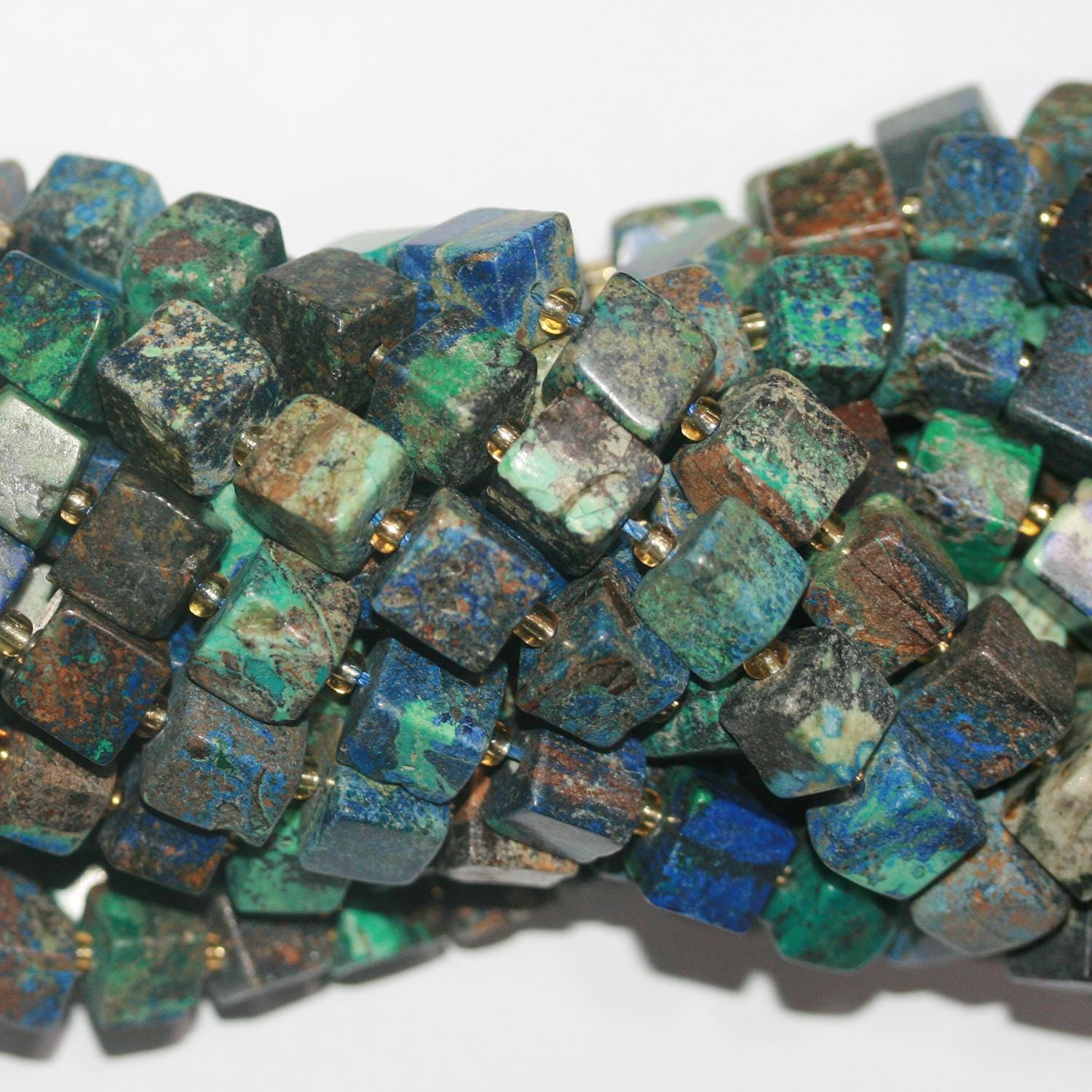 Perles cubiques irrégulières lisses en azurite de 15 pouces (8-9 mm). Longueur approximative du fil : 39 cm.