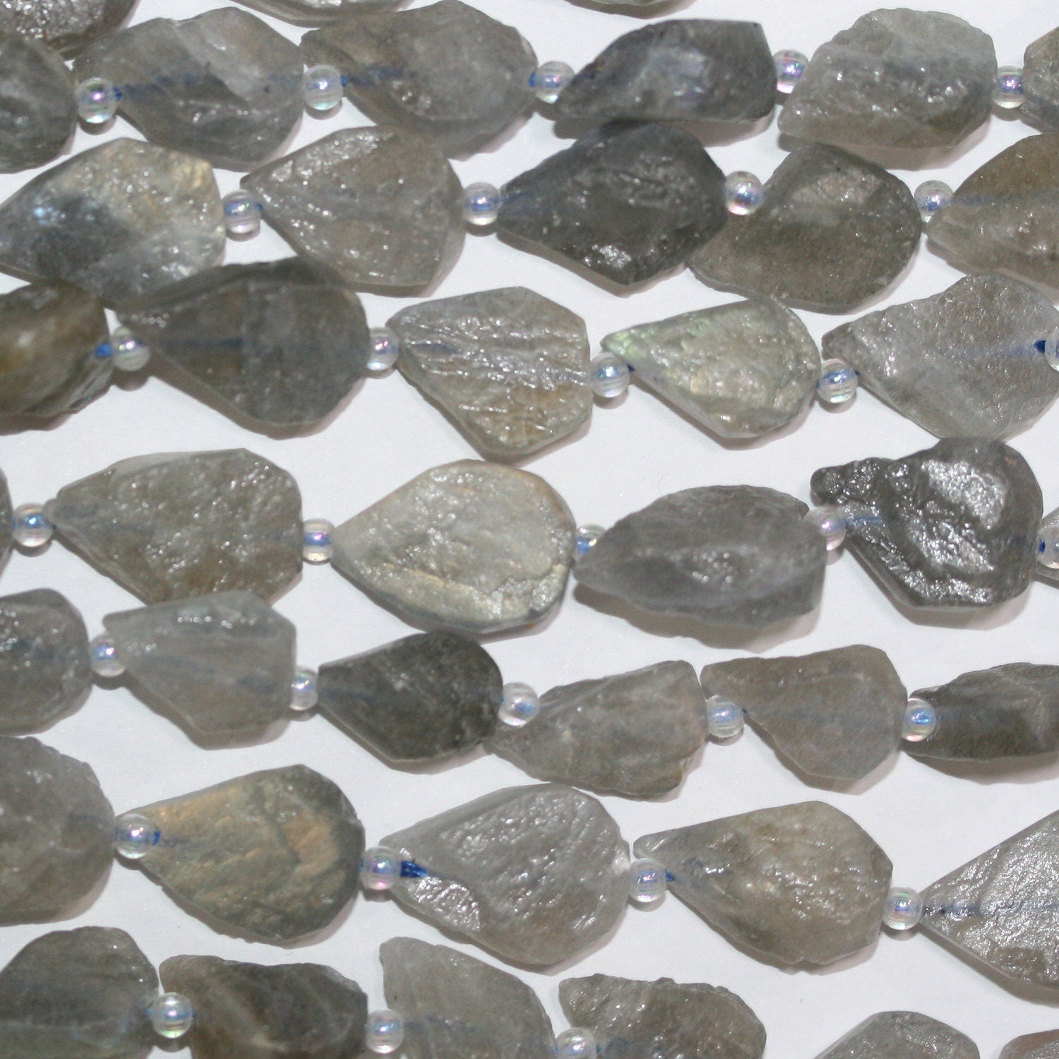 Pépite de Labradorite de 15 pouces non polie, 15-20 mm environ - Fil de 39 cm.