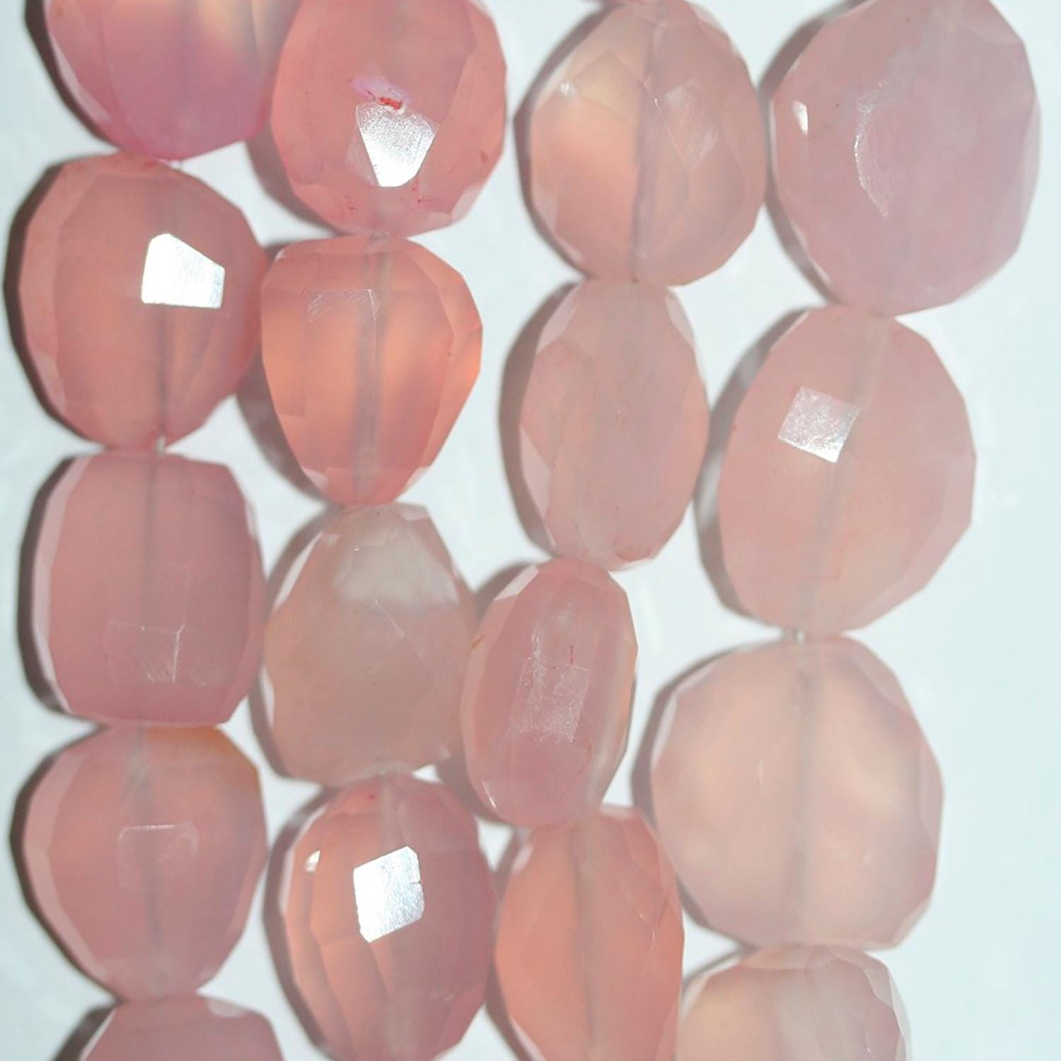 Perles de calchédoine rose St à facettes, en forme de pépites, de 14 à 16 mm environ. Longueur du fil : 21 cm.
