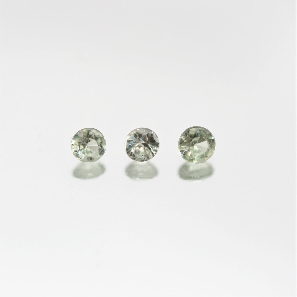 Saphirs verts ronds à facettes, lot de 2,2-2,3 mm. Poids approximatif : 2 carats.