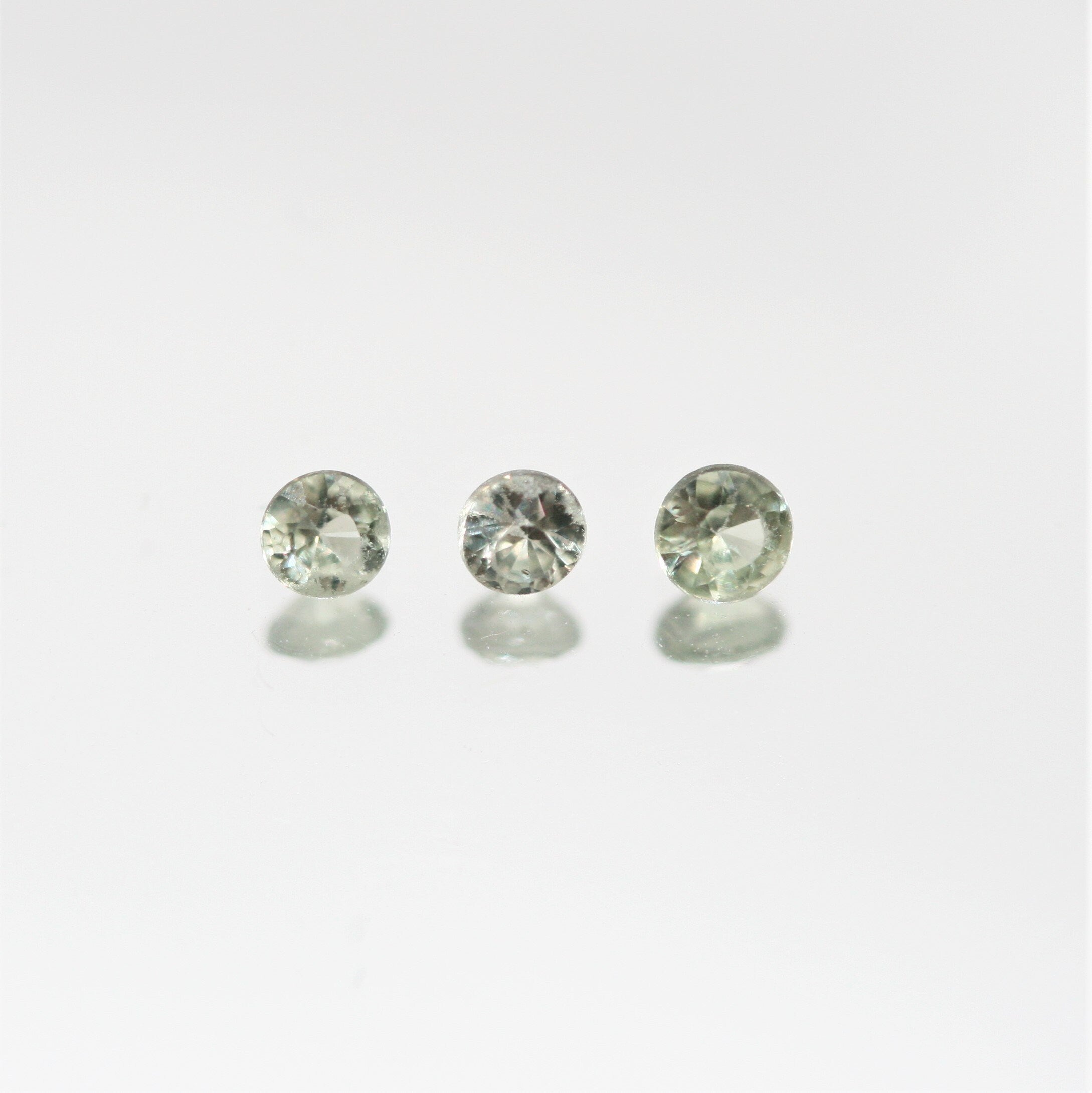 Lote de zafiro verde redondo facetado de 2,2-2,3 mm. Aprox. 2 quilates.