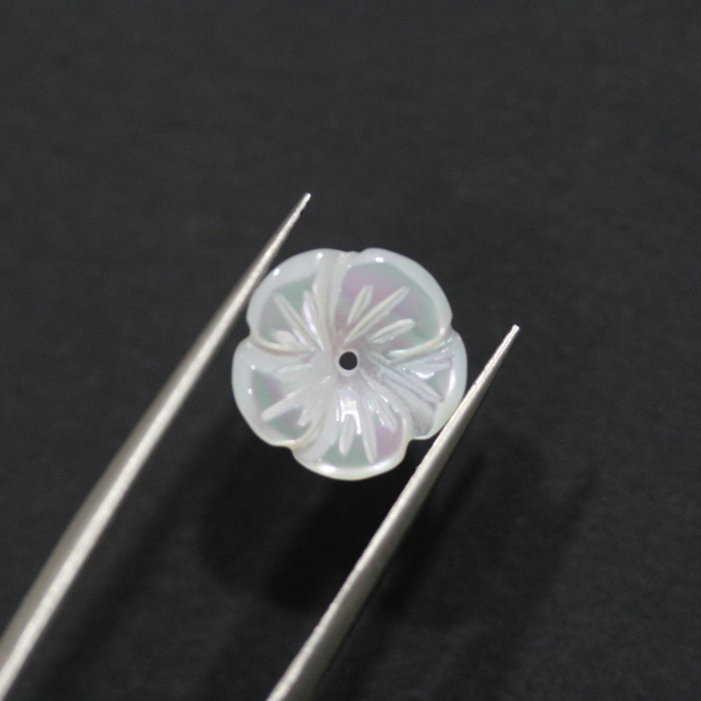 Pendentif en nacre sculptée en forme de fleur, 12 mm (5 paires). Réf. 14832