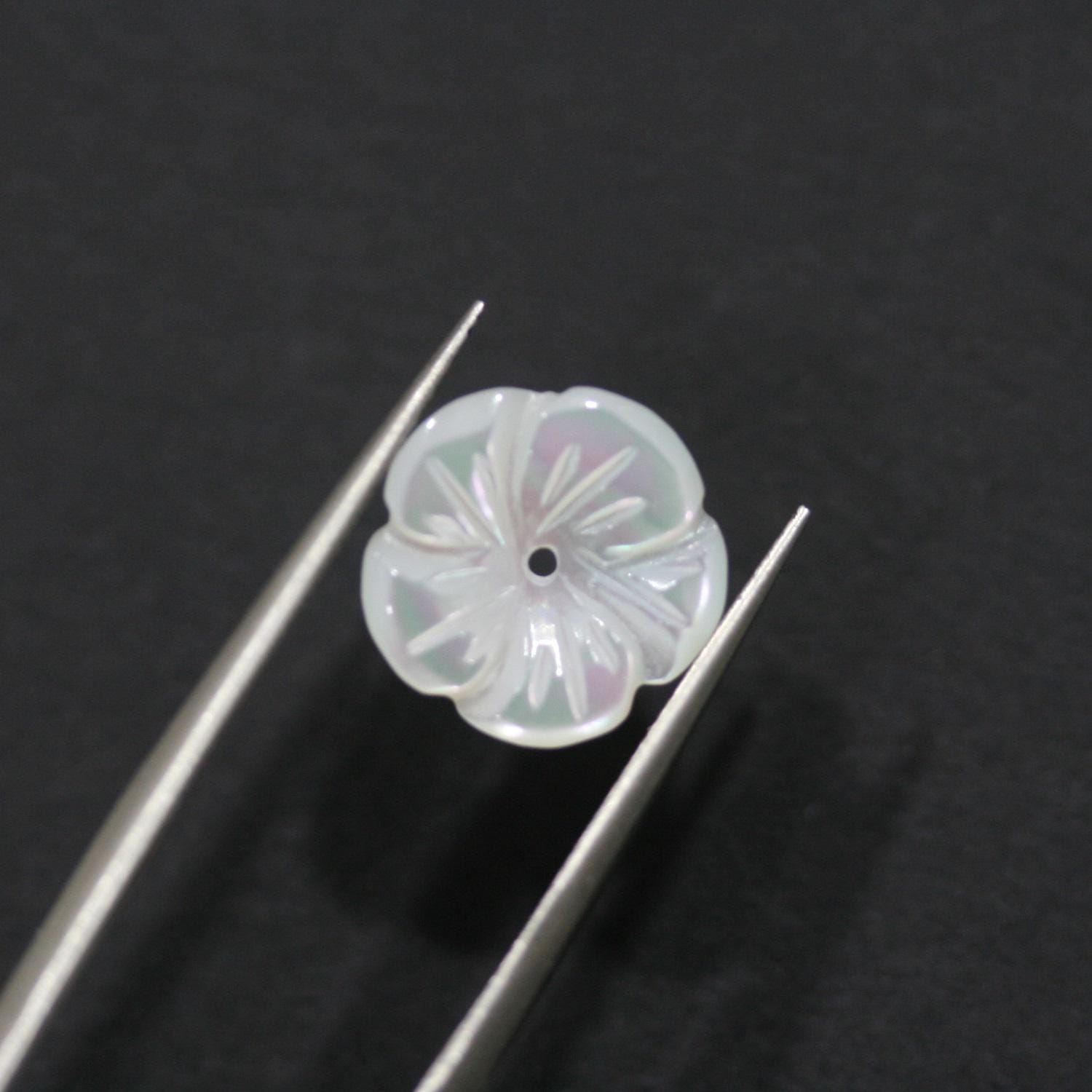 Pendentif en nacre sculptée en forme de fleur, 12 mm (5 paires). Réf. 14832