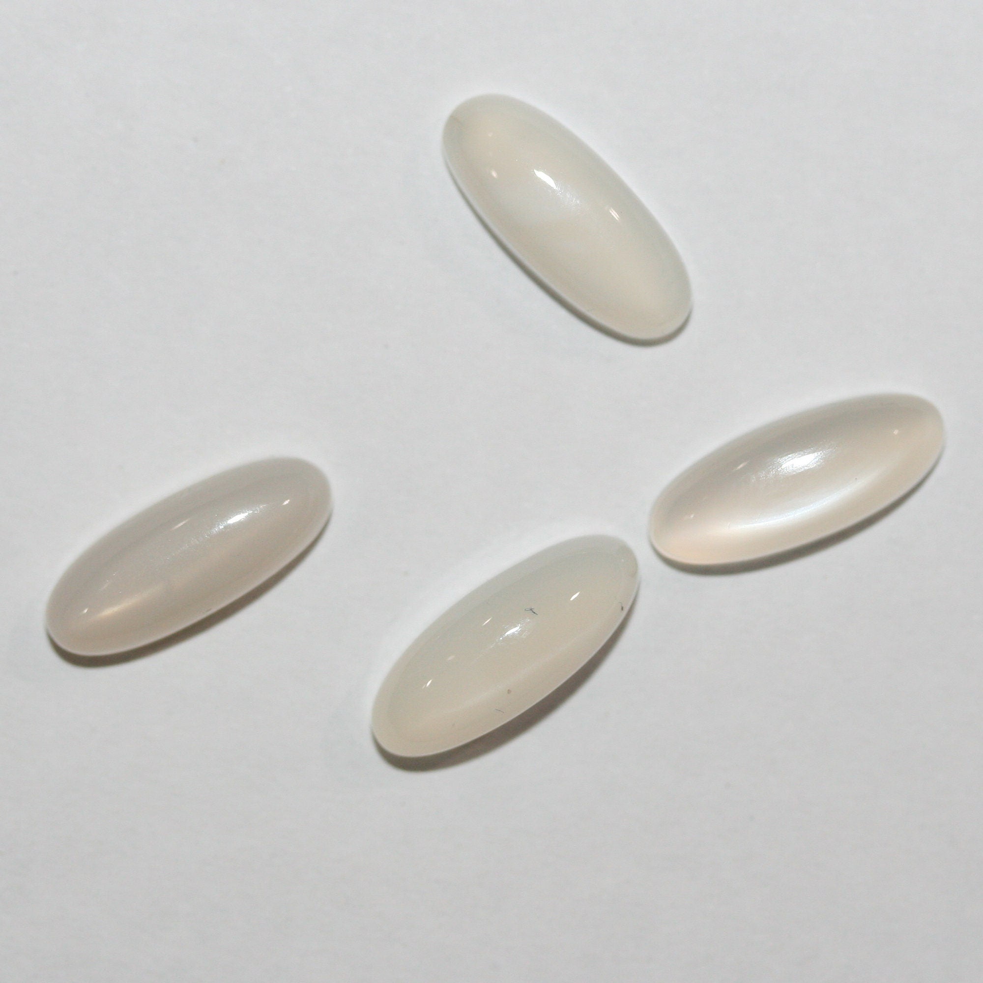 Lote de 4 cabujones de piedra lunar marquesa de 15 x 6 mm. (4 piezas)