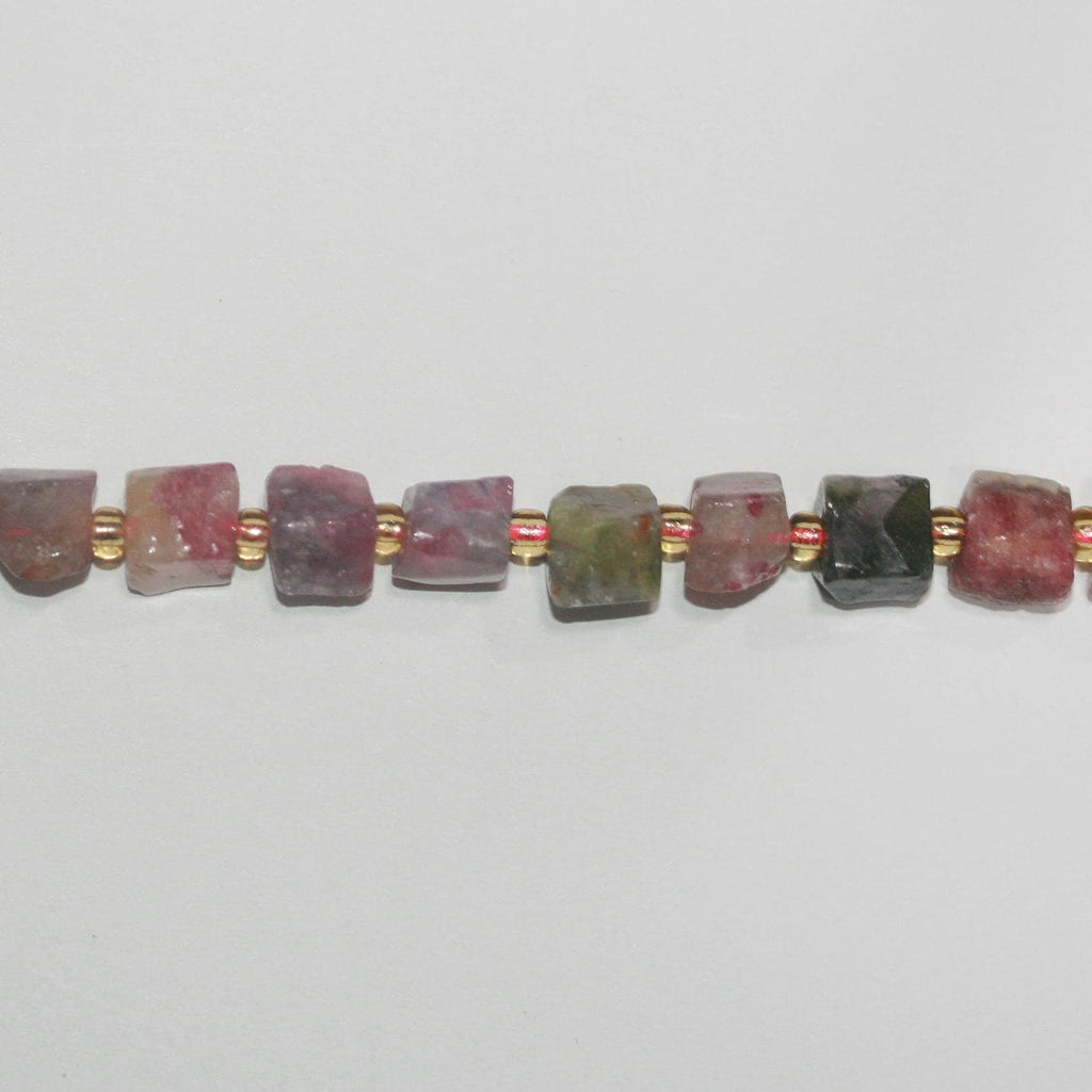 Perles cubiques irrégulières lisses en tourmaline St de 14 pouces, environ 6-7 mm - Fil de 38 cm.