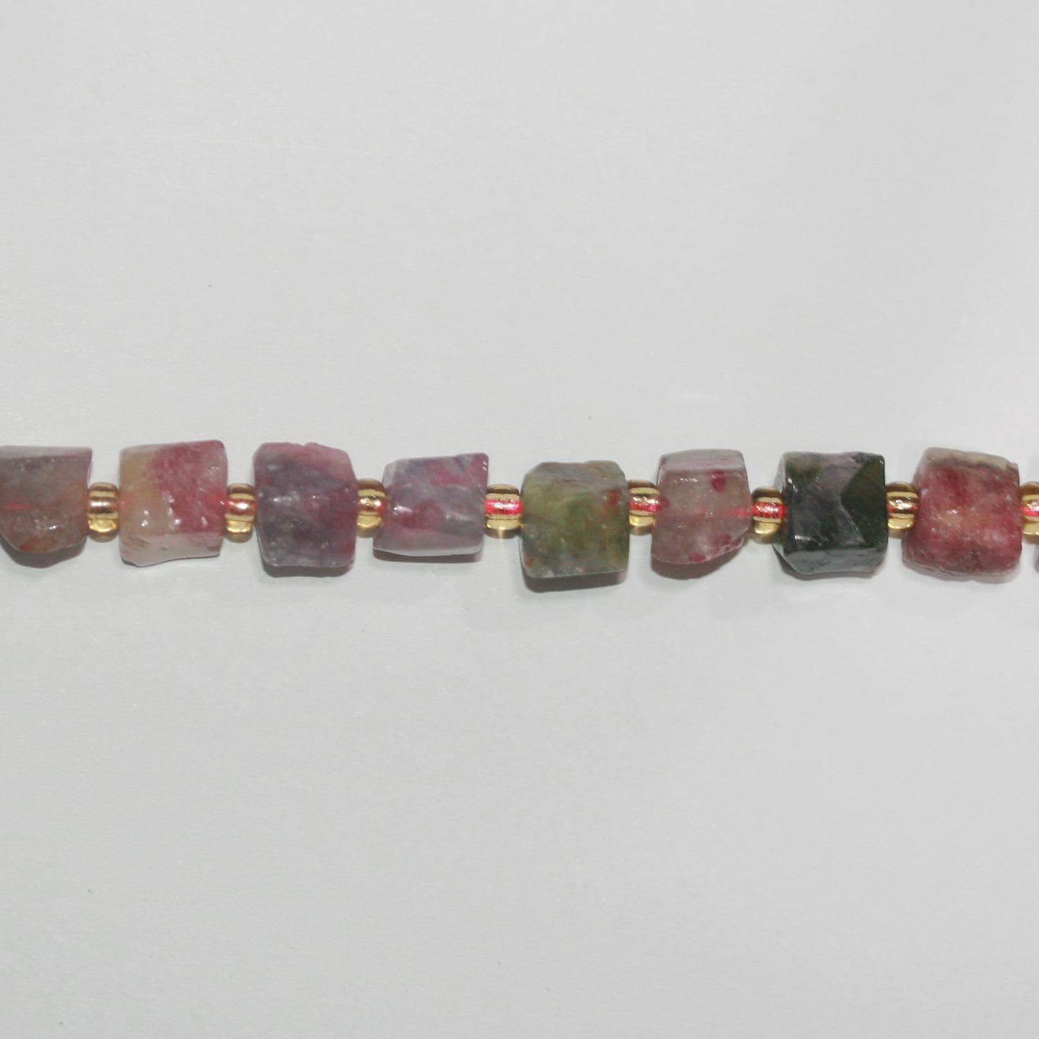 Perles cubiques irrégulières lisses en tourmaline St de 14 pouces, environ 6-7 mm - Fil de 38 cm.