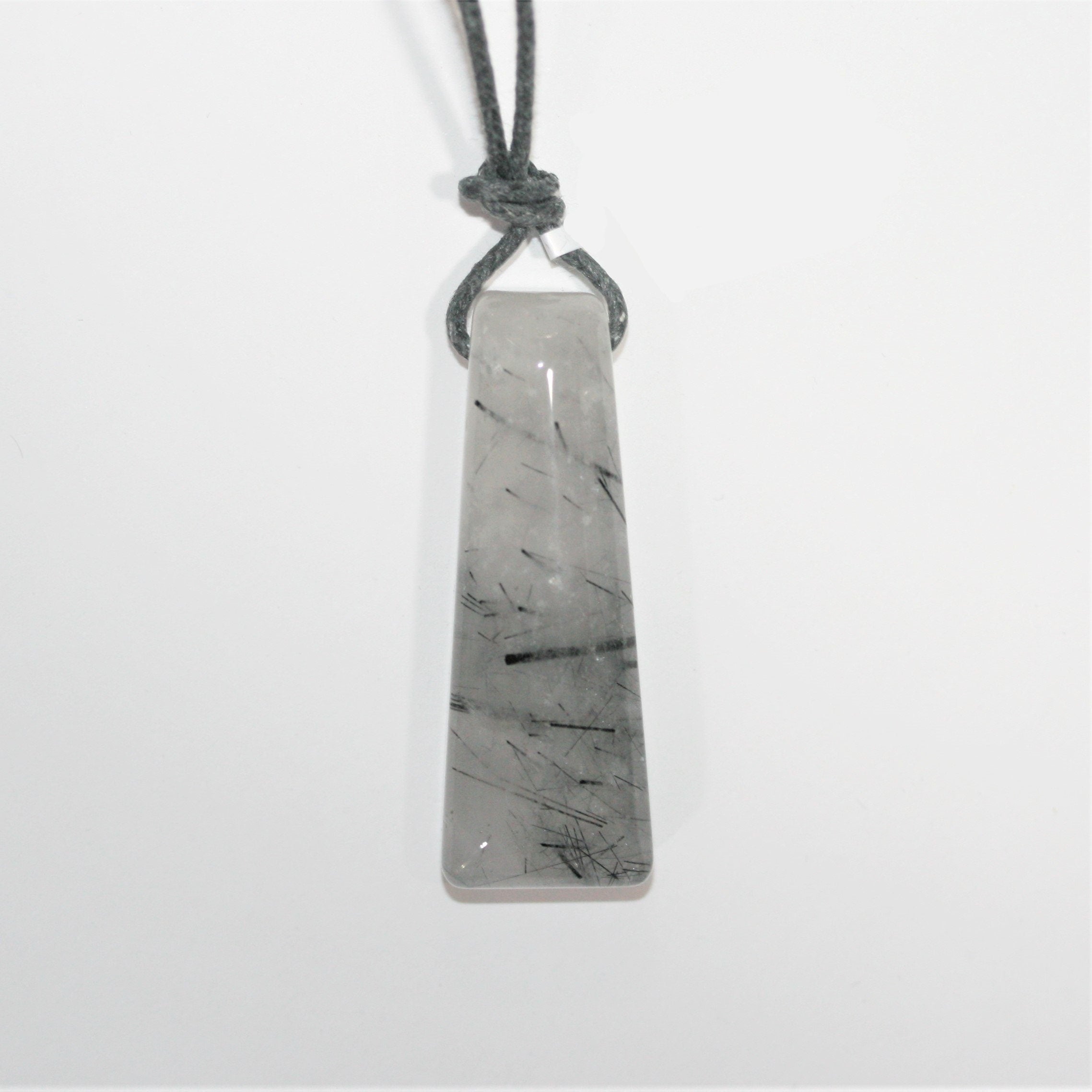 Pendentif rectangulaire en quartz tourmaliné, 45 x 17 mm environ (différentes tailles et styles disponibles).