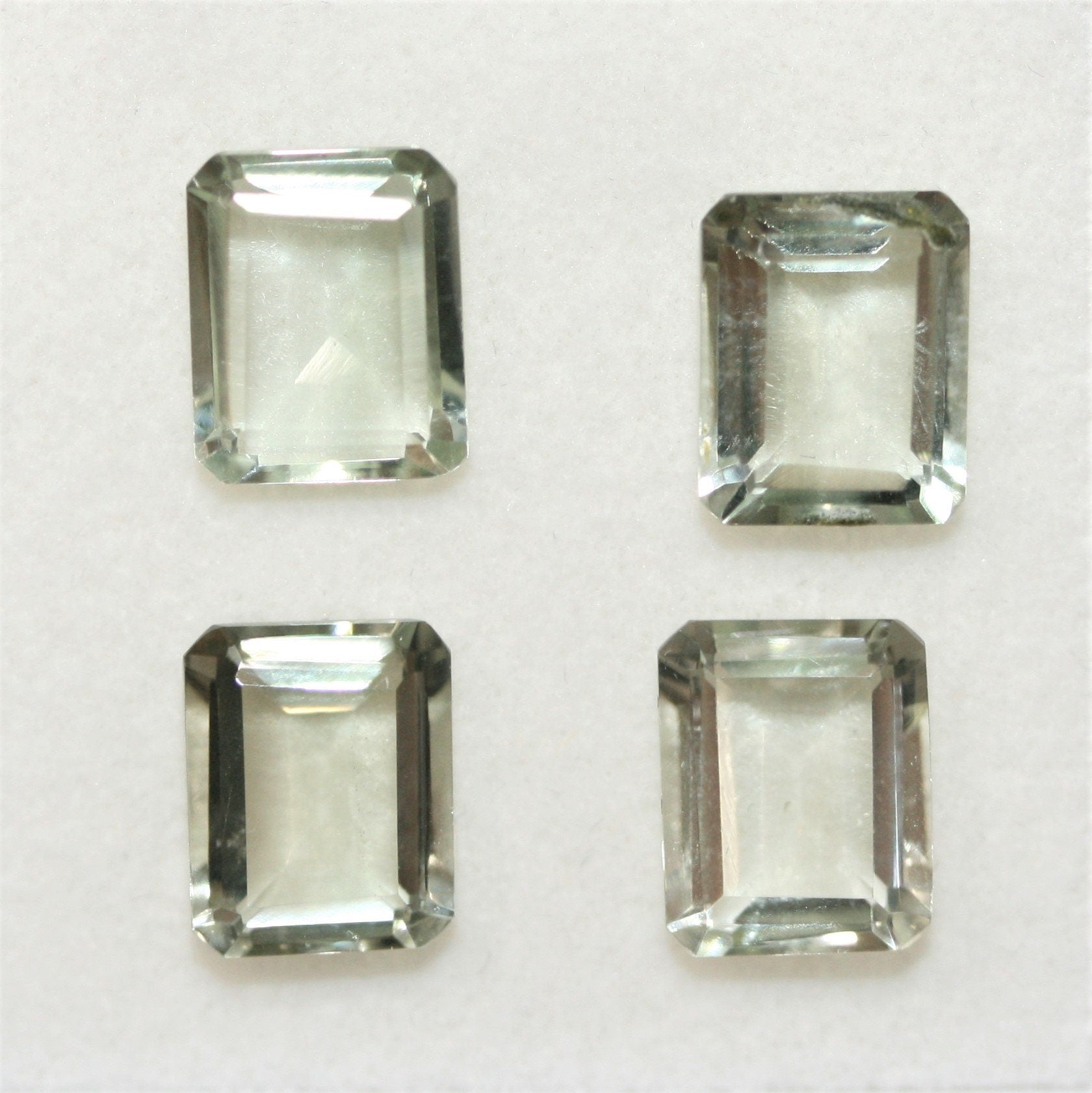 Lot de 4 pièces de prasiolite à facettes rectangulaires 10x8mm.