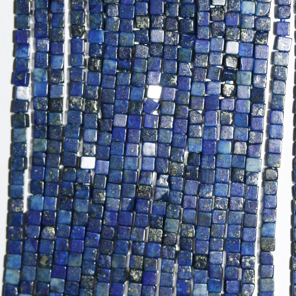 Perles cubiques lisses en lapis-lazuli de 15 pouces (2 mm) - Fil de 39 cm
