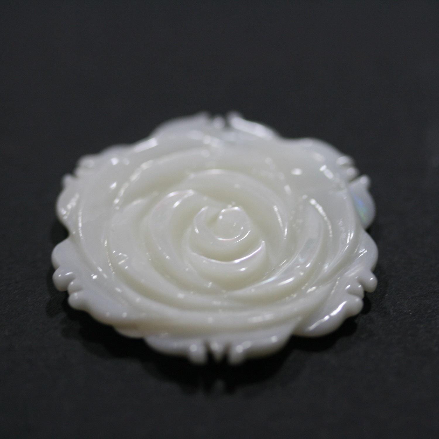 Pendentif fleur sculptée en nacre 30 mm - Réf. 14837