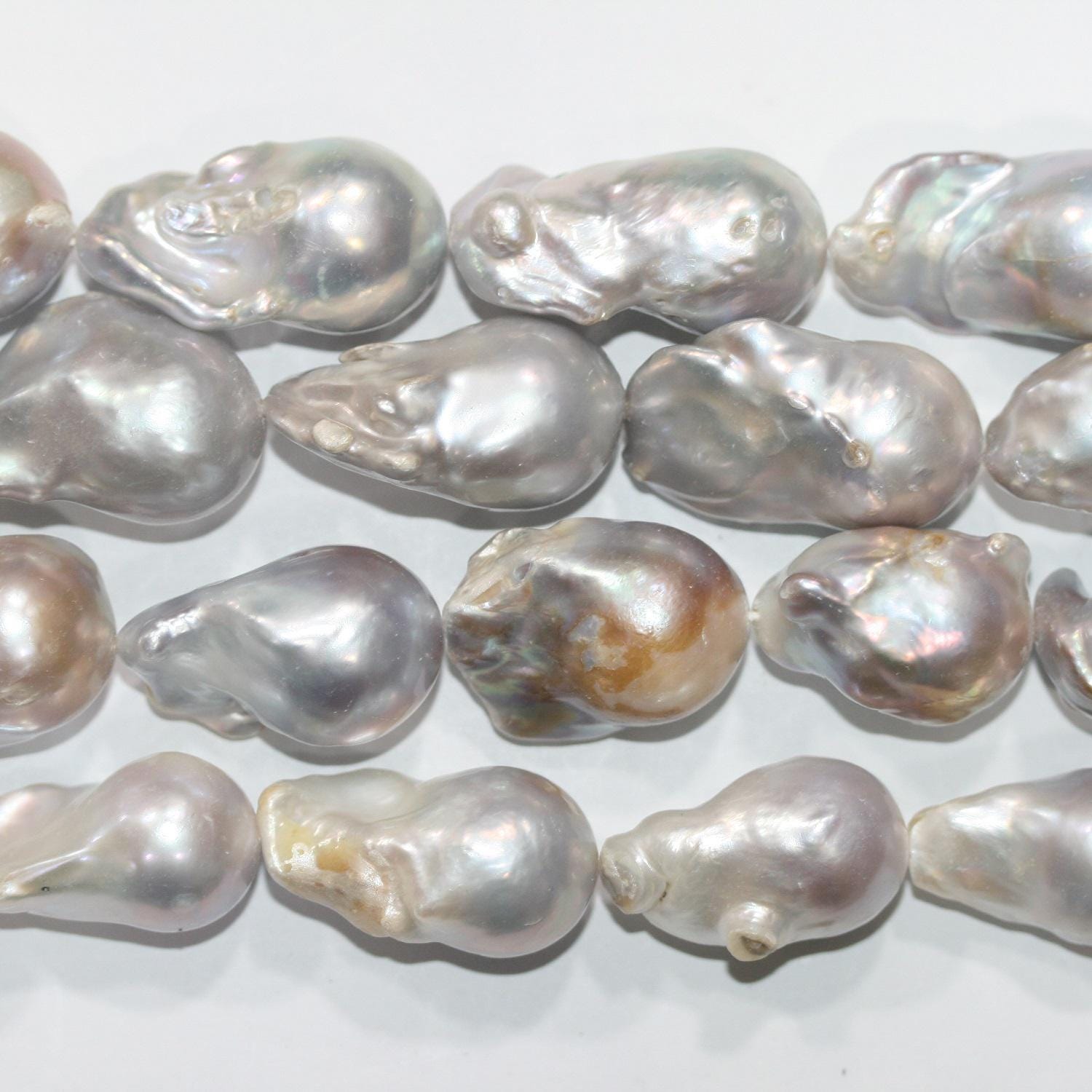 Perle baroque d'eau douce gris clair, 16 pouces (30 x 16 mm). Longueur du fil : environ 40 cm. Réf. 14785. Perles naturelles à prix de gros.