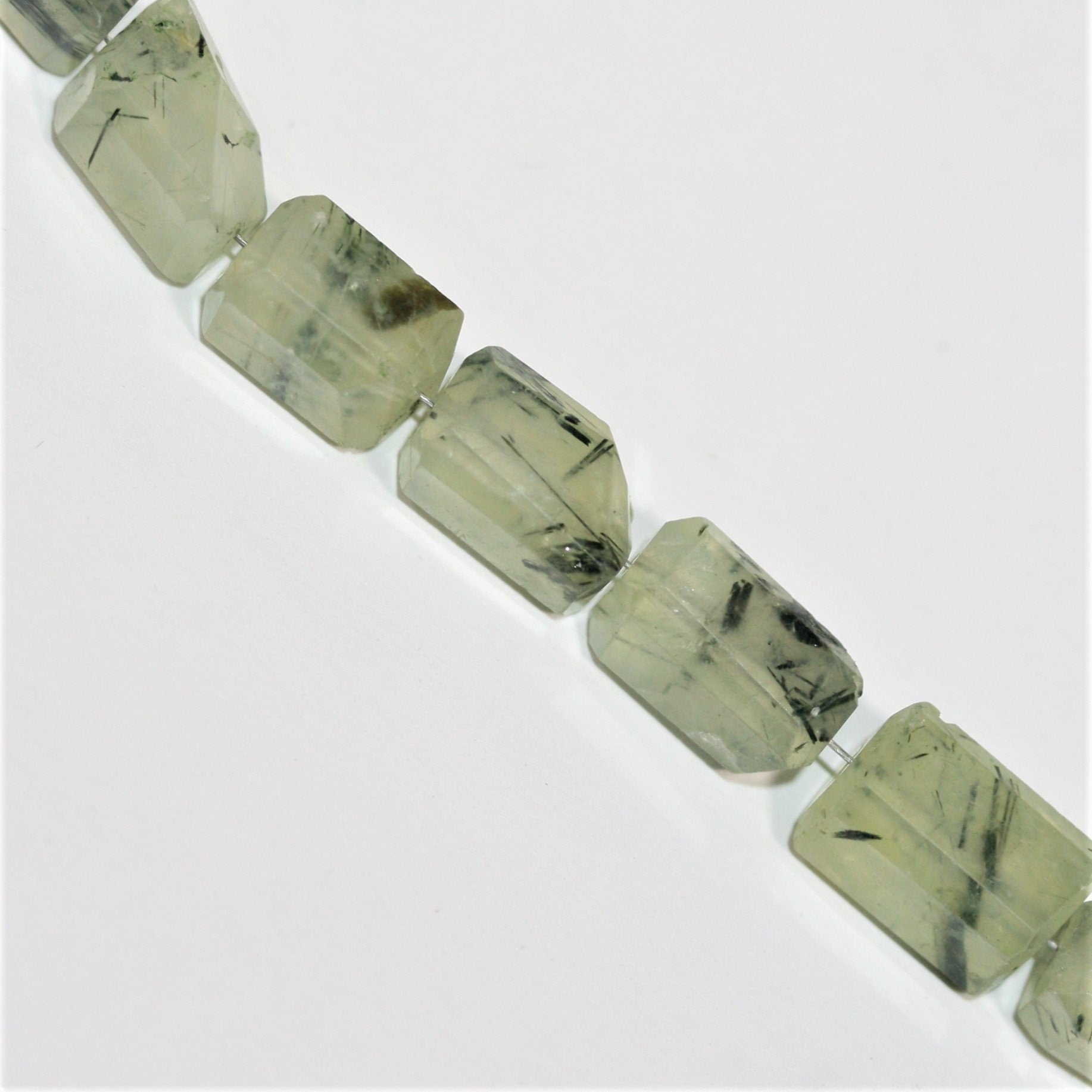 Cuentas de prisma facetadas de St Prehnite de 16" de 10 x 6 mm. Aprox. - Hilo de 42 cm.
