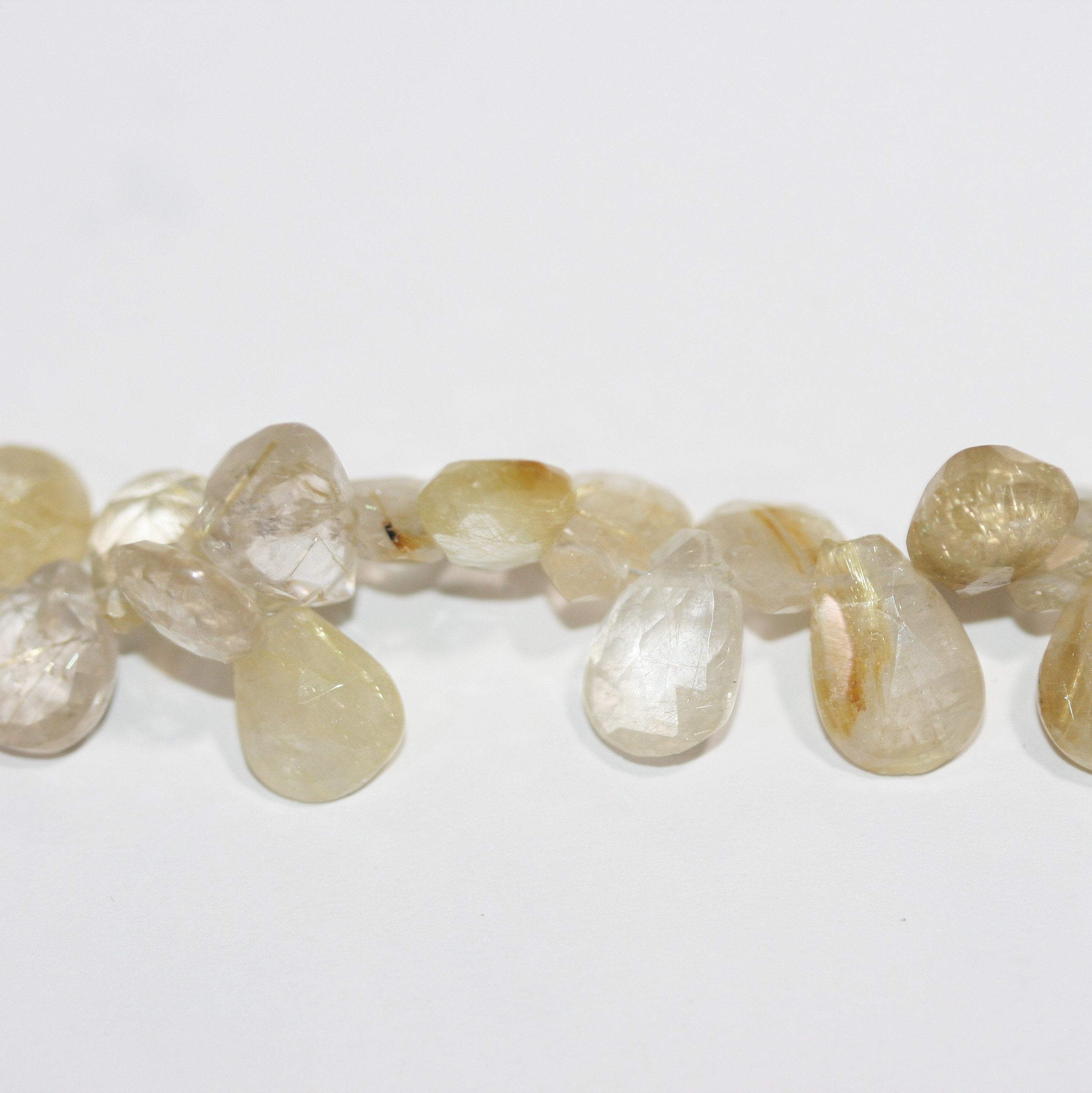 Perles en quartz rutile facettées de 9 pouces (12 x 8 mm). Longueur approximative du brin : 22 cm.