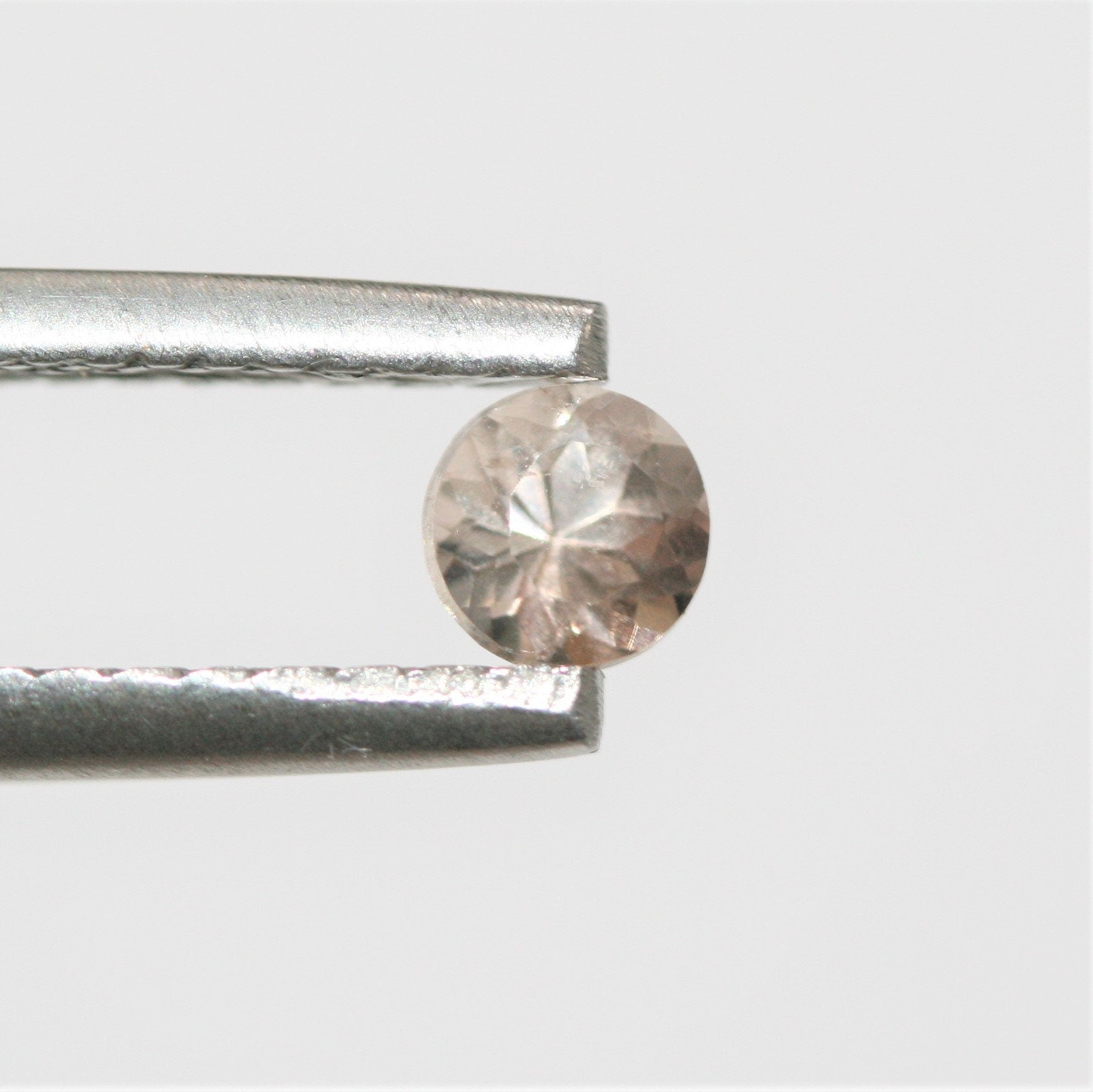 Lot de 8 pierres rondes à facettes de morganite de 4 mm.