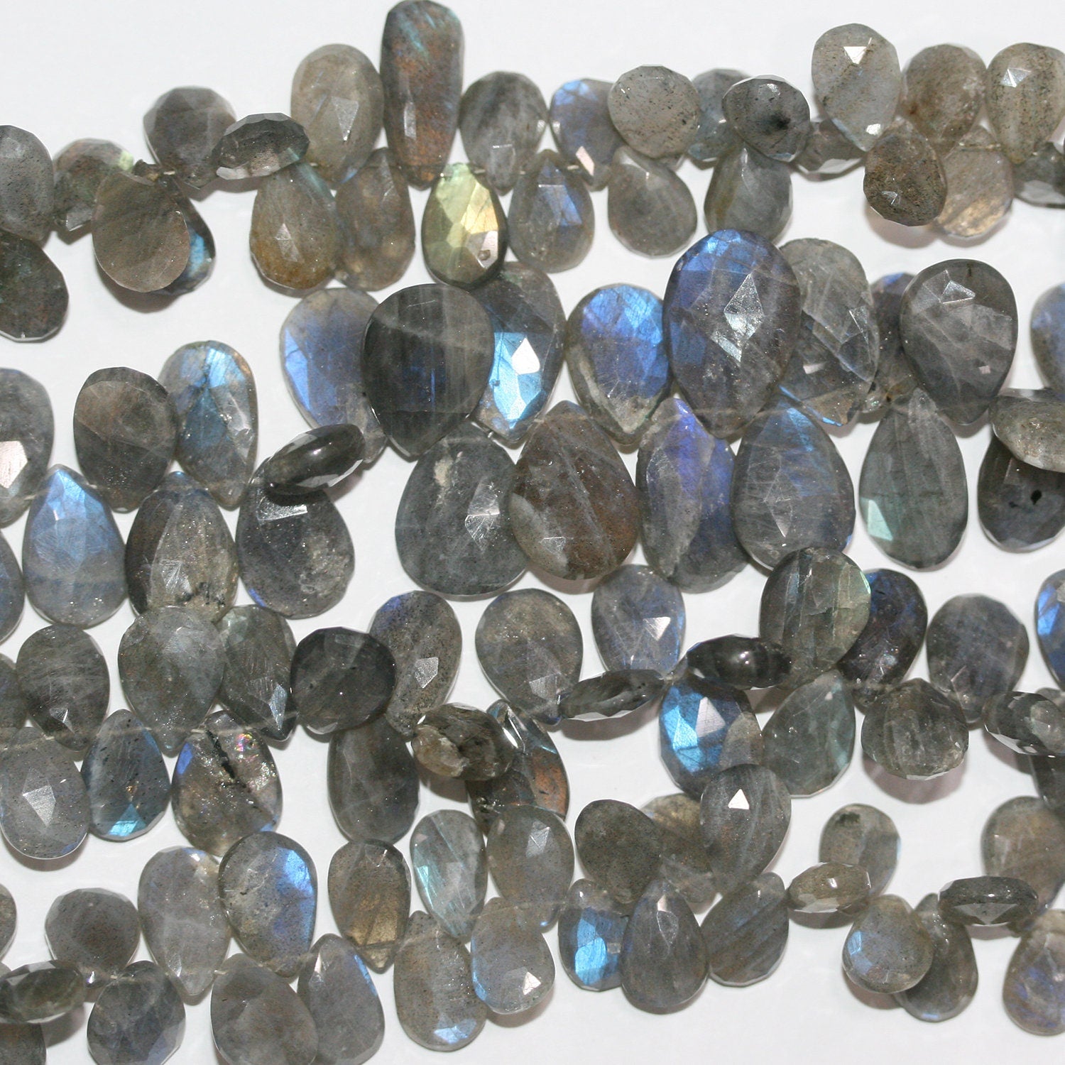 Perles en forme de goutte à facettes de Labradorite de 8 pouces, 14 x 10 mm environ. - Longueur du brin : 20 cm.