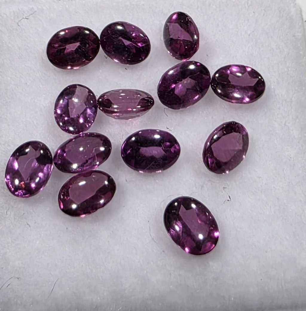 Lot de grenats rhodolite 4 x 3 mm, forme bombée ovale, surface lisse avec colette, qualité gemme