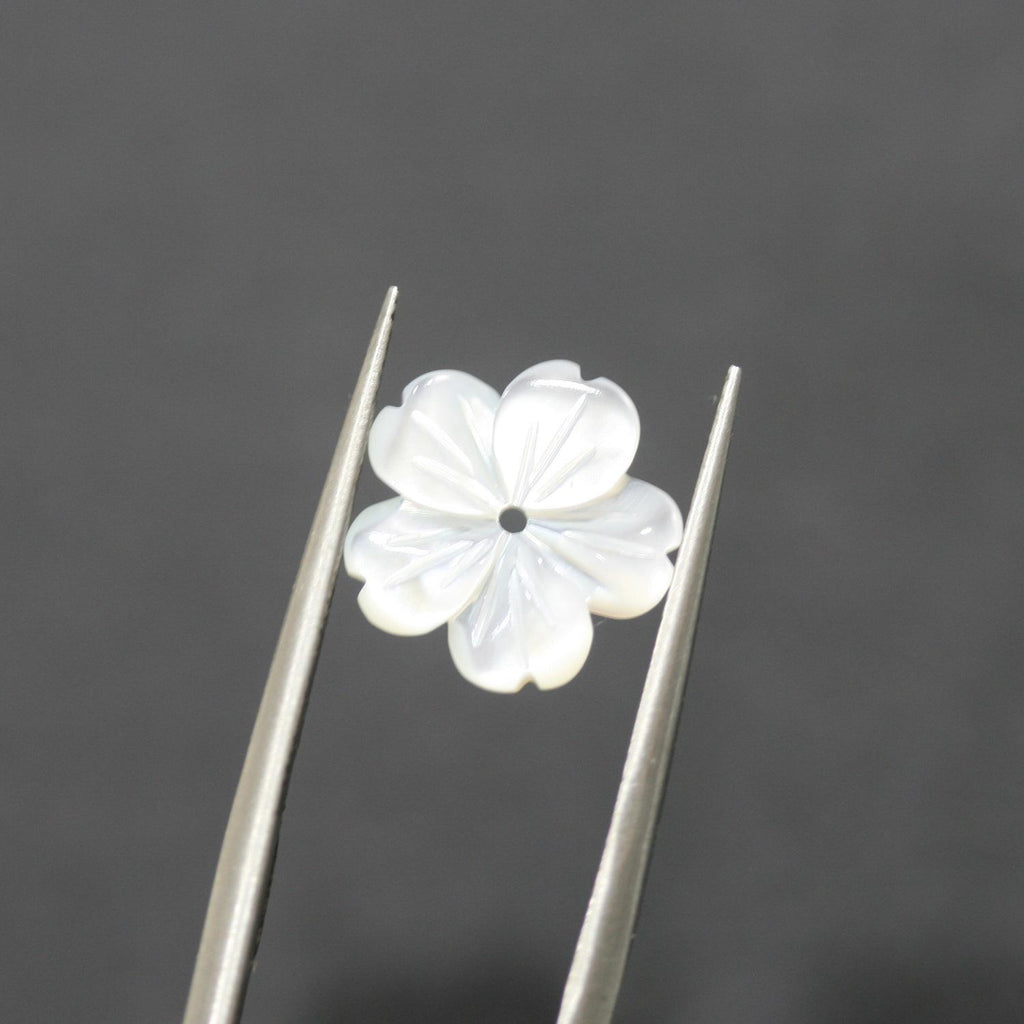 Pendentif en nacre sculptée en forme de fleur, 12 mm (5 paires). Réf. 14831