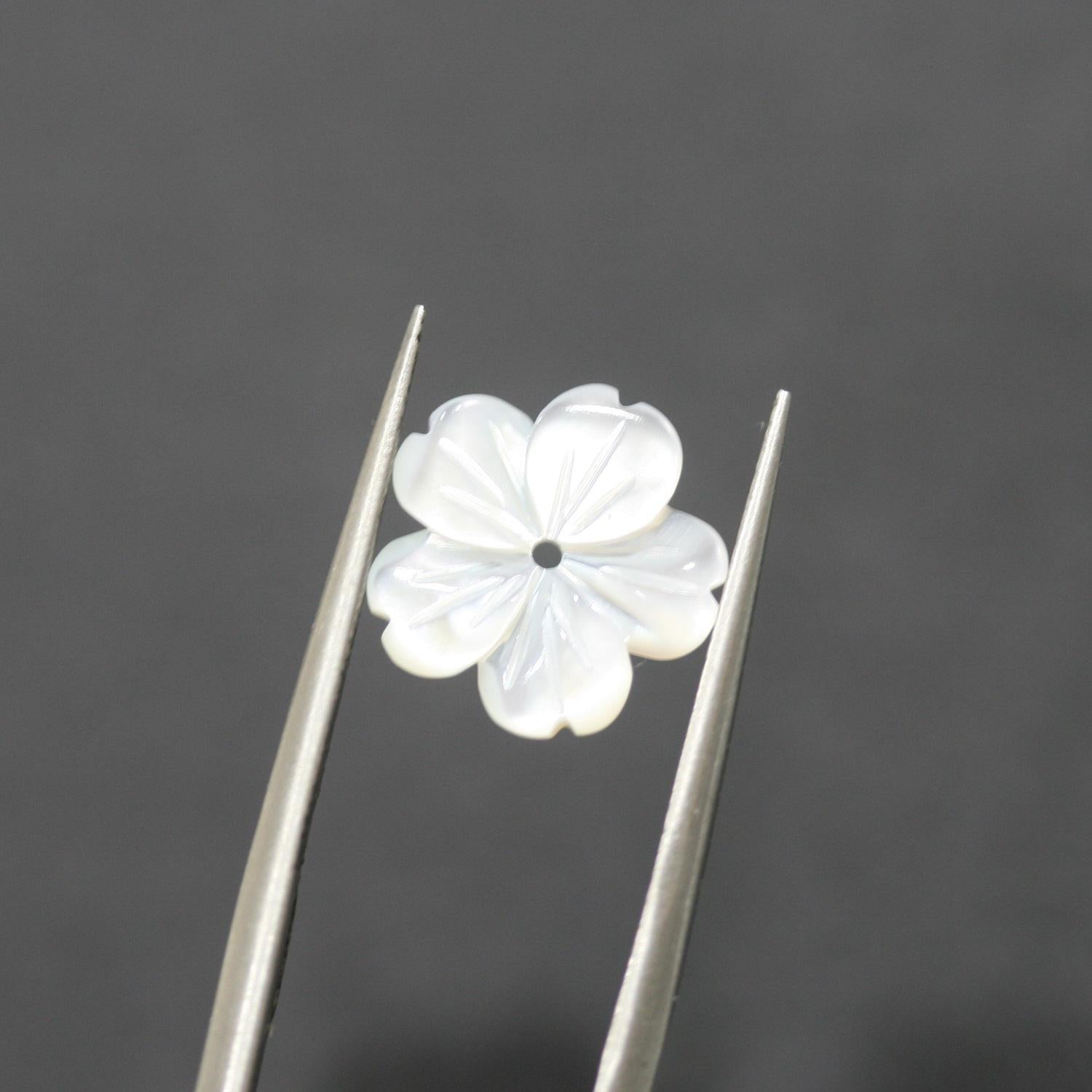 Pendentif en nacre sculptée en forme de fleur, 12 mm (5 paires). Réf. 14831