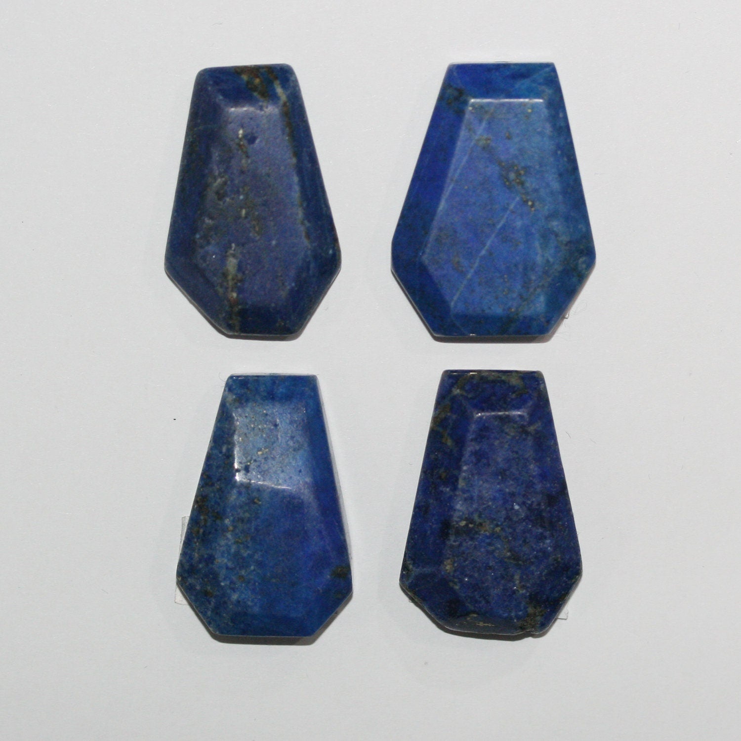 Pendentif hexagonal à facettes en lapis-lazuli, demi-percé, 31 x 22 mm (1 pièce).
