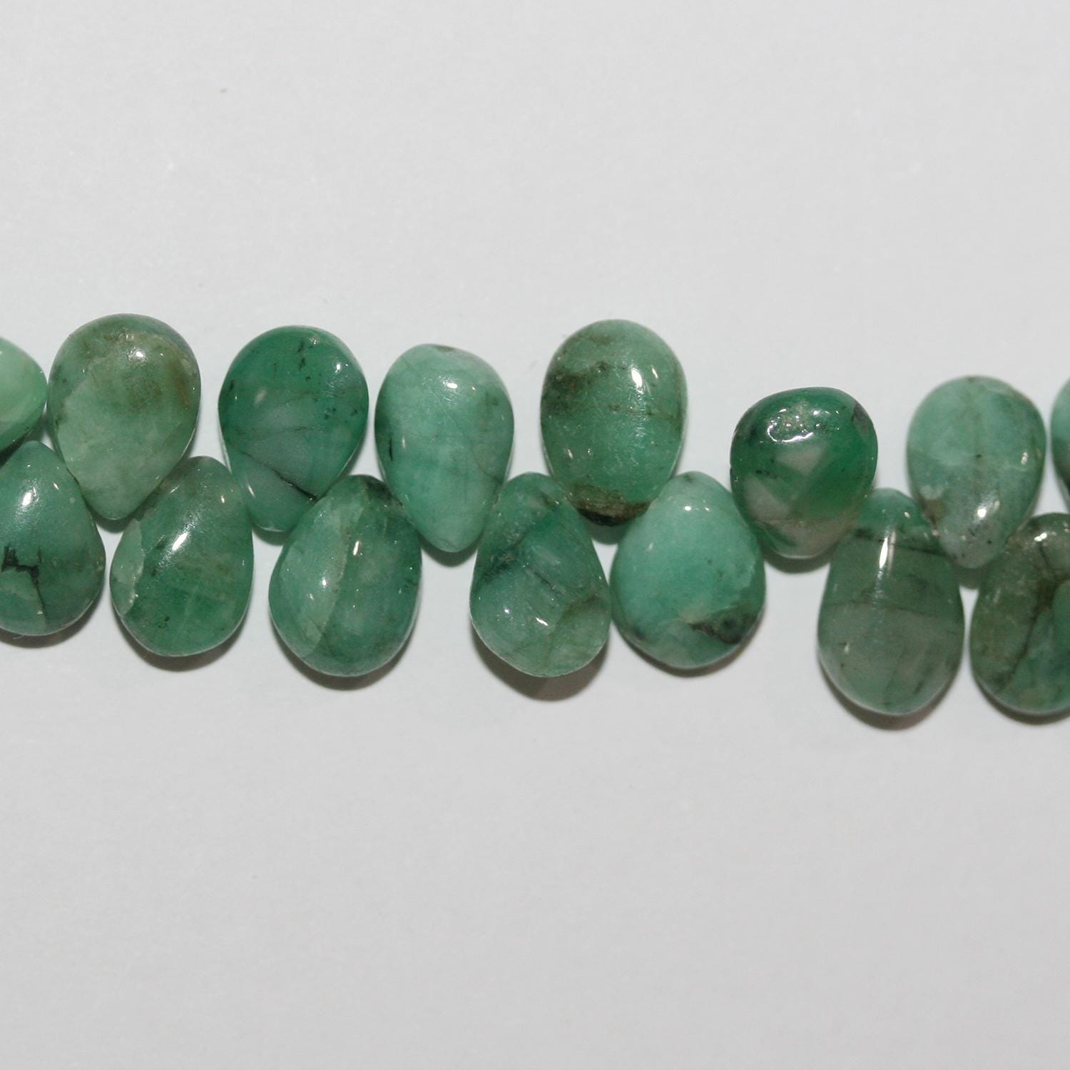 Perles plates lisses en émeraude de 8 pouces (8 x 5 mm). Longueur du fil : environ 20 cm.