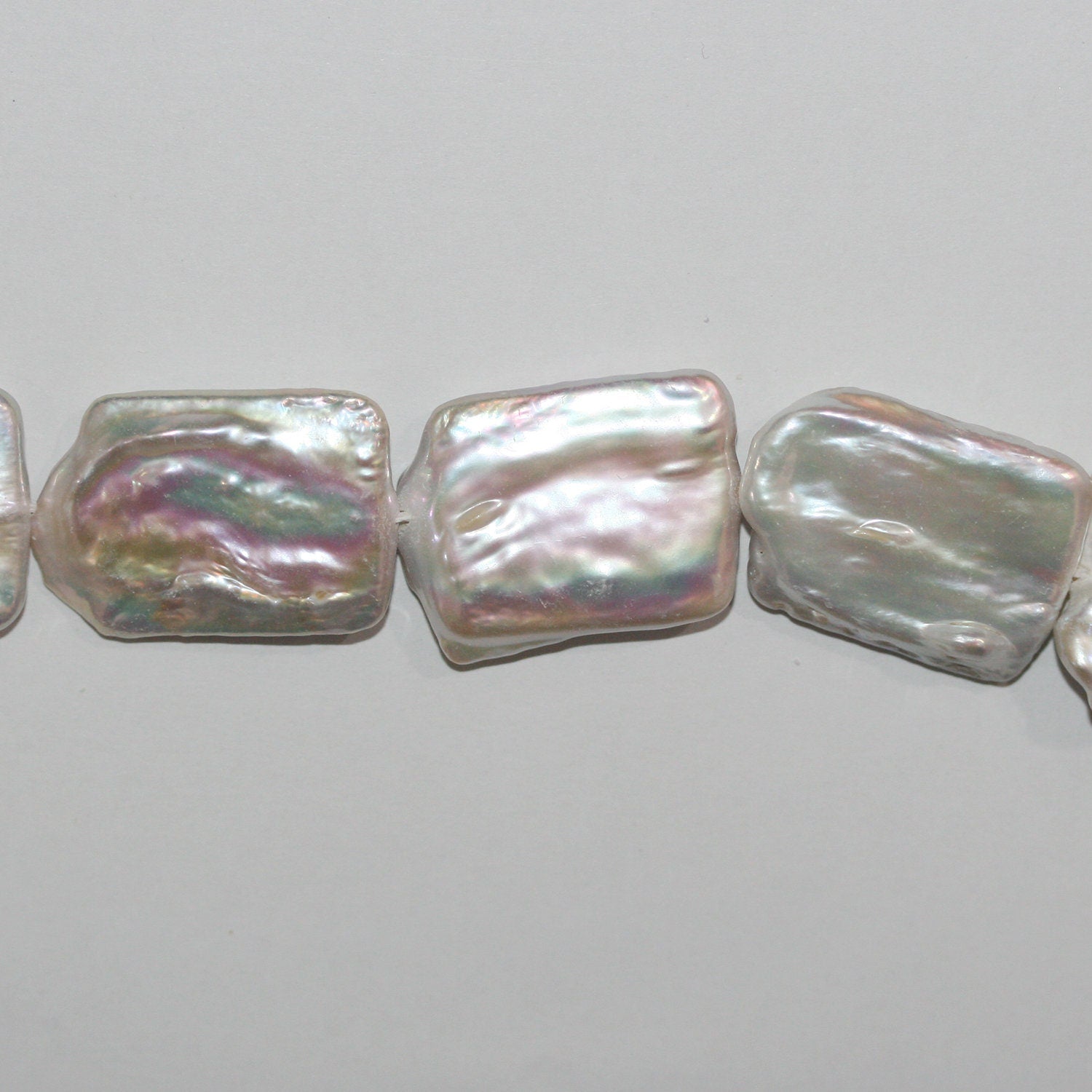 Perles de culture naturelles de 39 cm (15 pouces), forme rectangulaire irrégulière, 23 x 19 mm environ. Collier de 39 cm. Prix de gros.