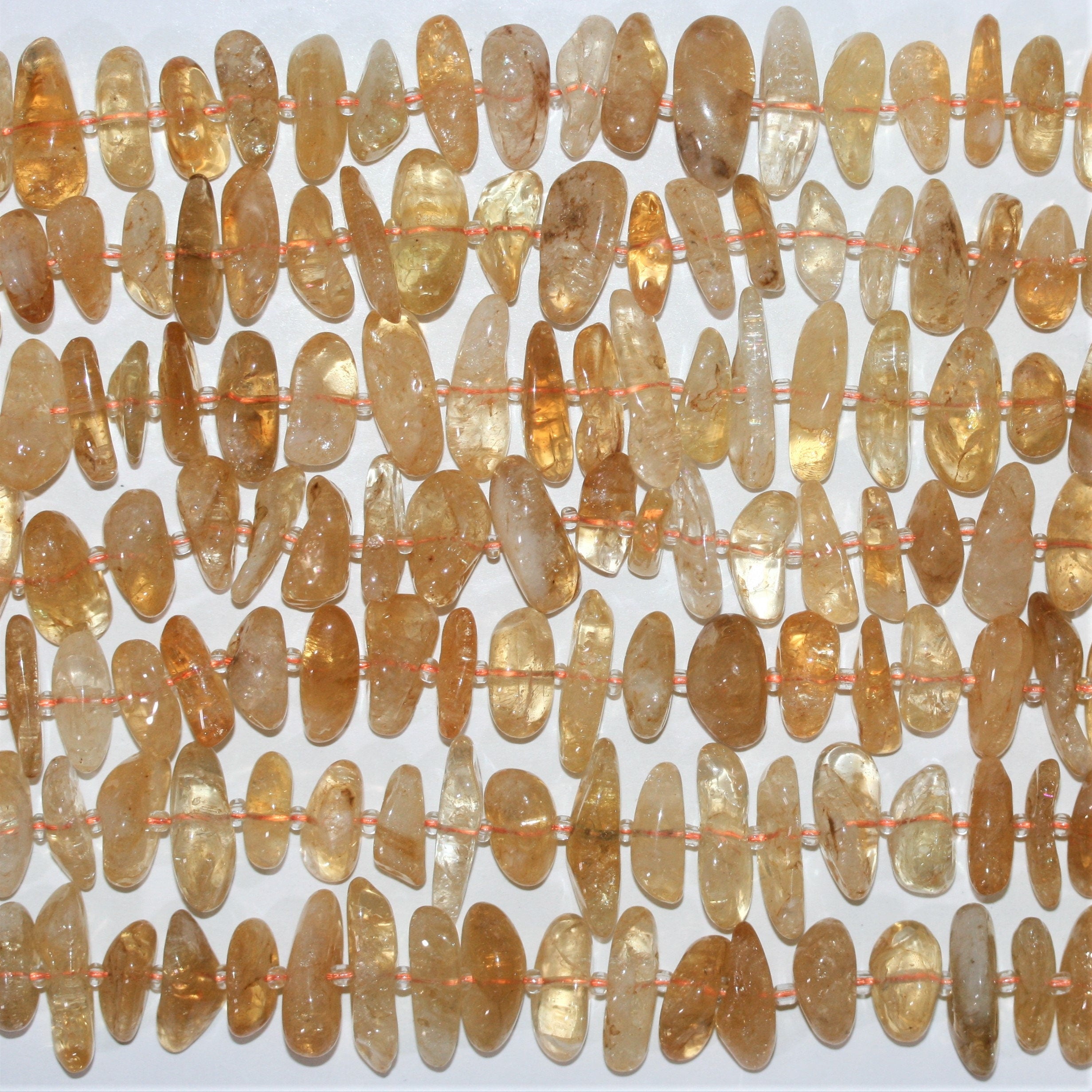 Perles de citrine St. Citrine lisses et irrégulières de 15 pouces (10 x 5 mm - 28 x 10 mm). Longueur approximative du fil : 39 cm.