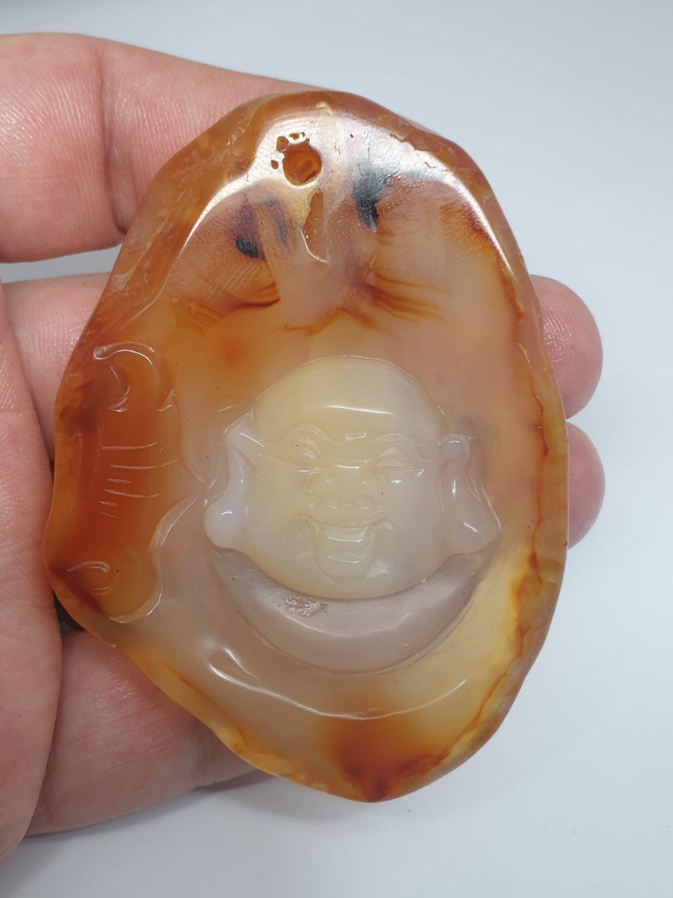 Colgante grande de Buda tallado en ágata cornalina. Talla de piedra preciosa. Pieza única de 74 x 53 mm.