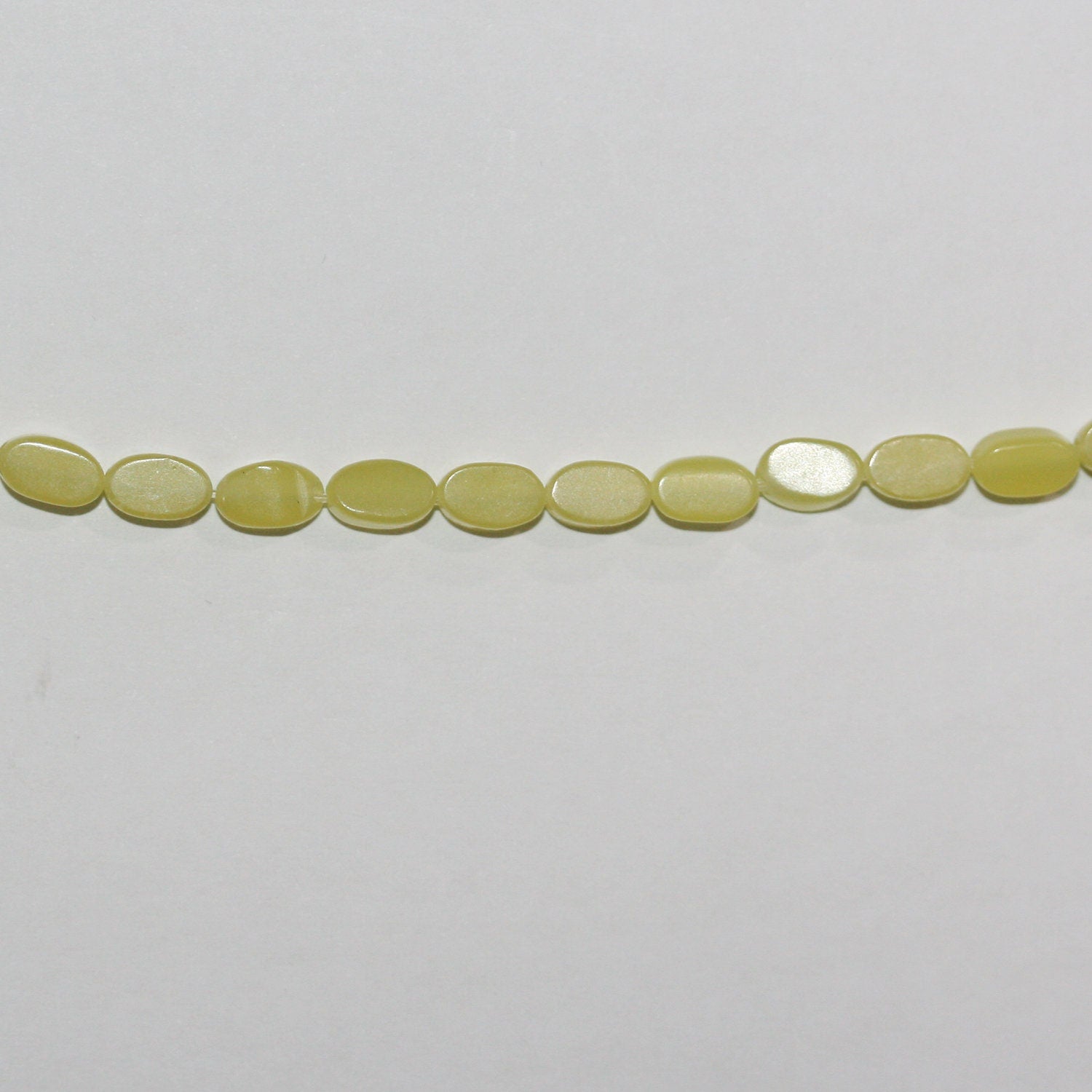 Cuentas ovaladas lisas de serpentina de 16" de St., 6 x 4 mm. Tira de 40 cm.