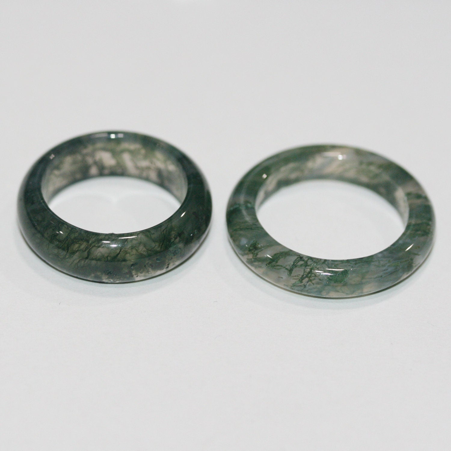 Pendentif en agate mousse lisse en forme de cercle 25-27x5mm.