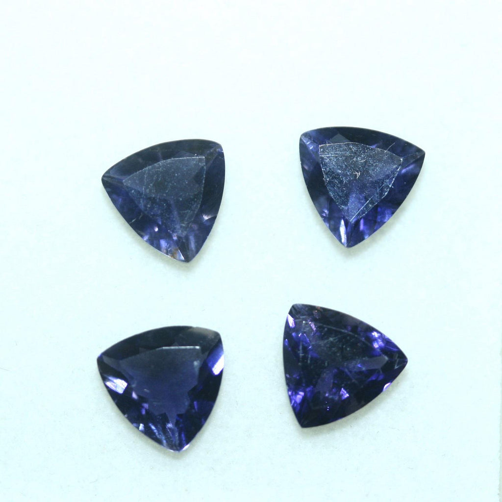 Lot d'iolites facettées taille trillion 8 mm (4 pièces).