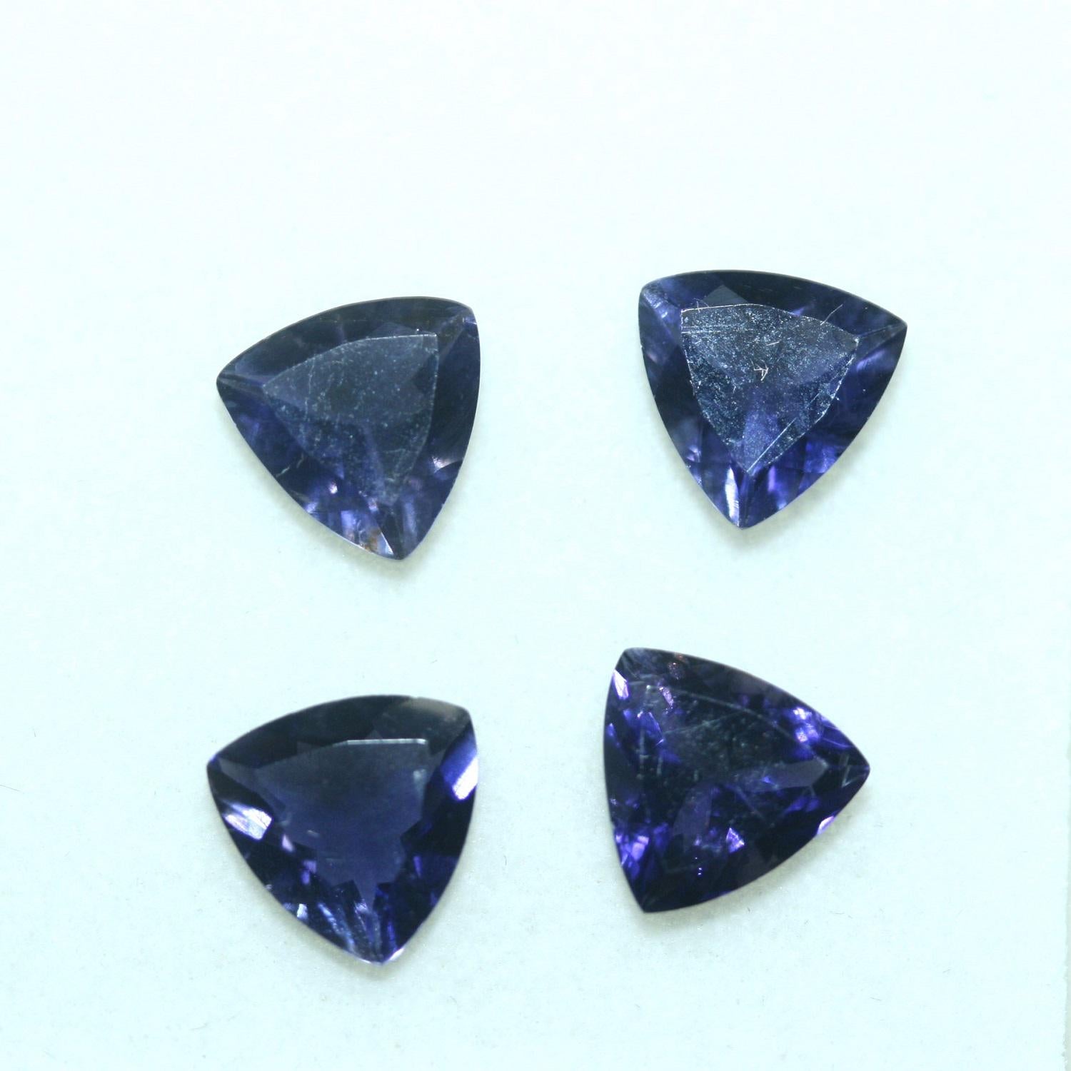 Lot d'iolites facettées taille trillion 8 mm (4 pièces).