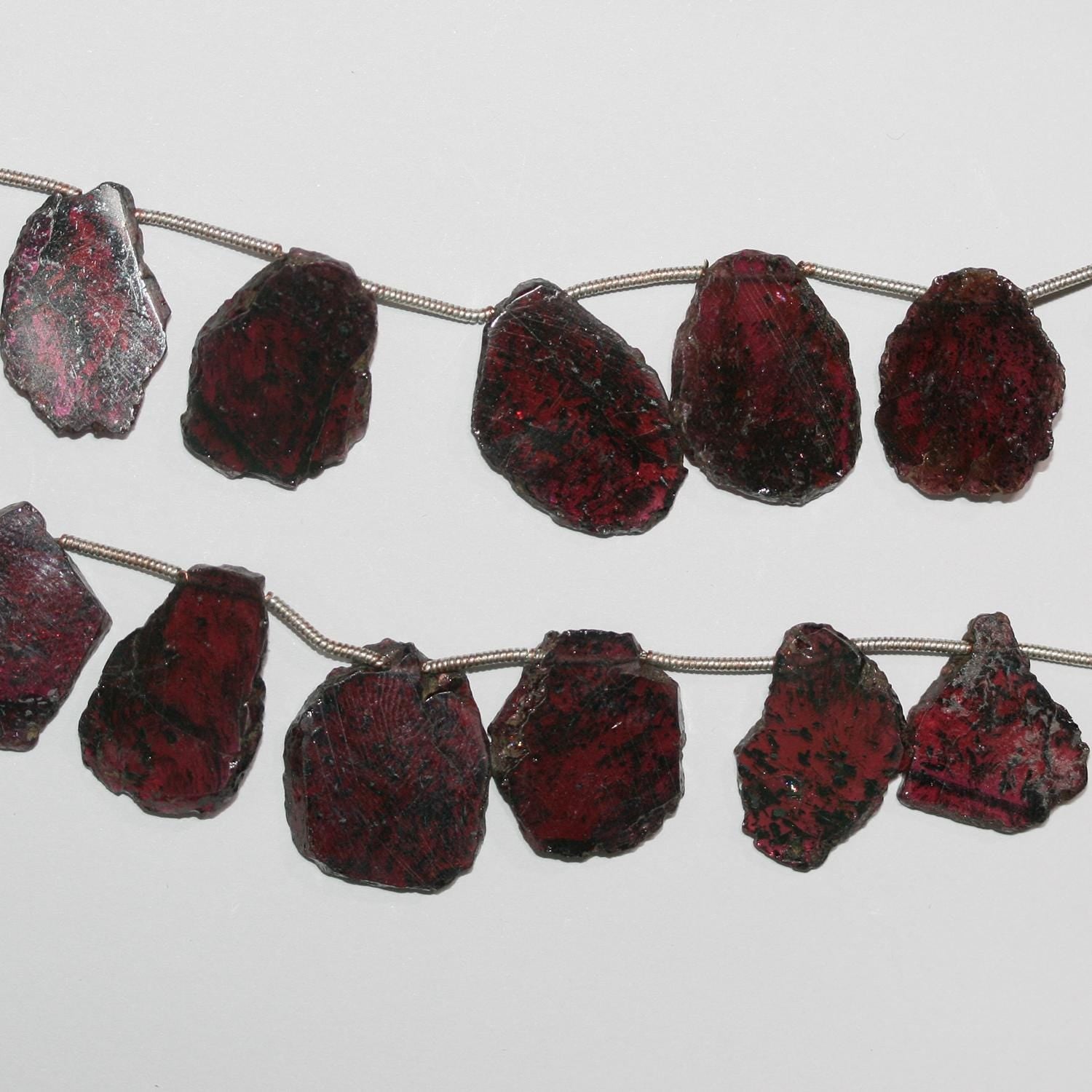 Perles plates et lisses en grenat de 20 cm (8 pouces), de forme irrégulière, de 10 à 20 mm. Longueur du fil : environ 20 cm.