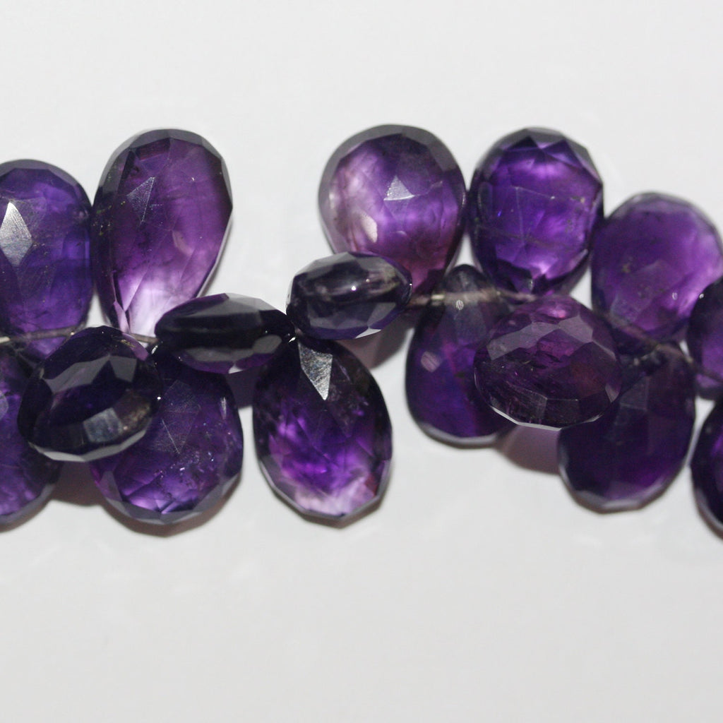 Perles en améthyste de 23 cm (9 pouces) à facettes graduées, 13 x 10 à 22 x 16 mm. Longueur approximative du brin : 23 cm.
