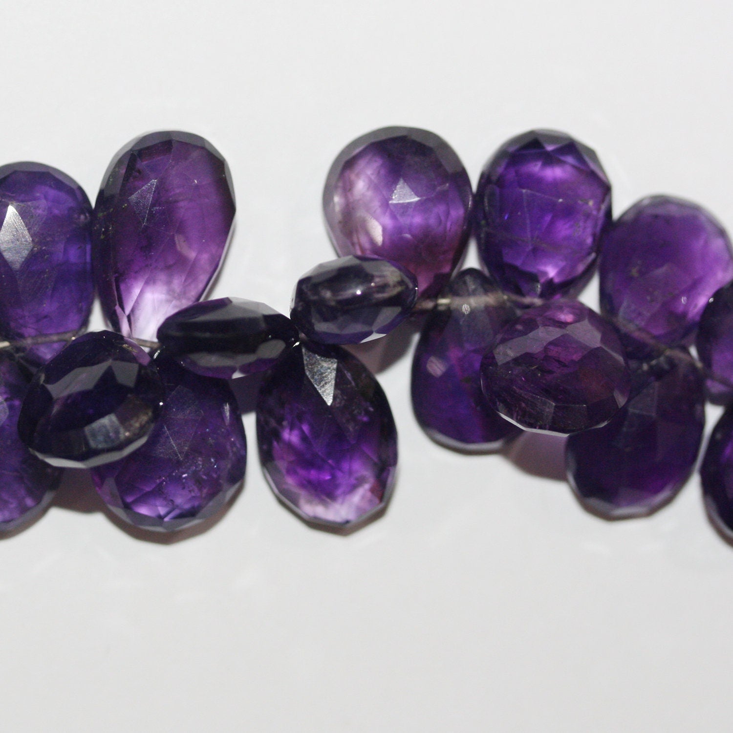 Perles en améthyste de 23 cm (9 pouces) à facettes graduées, 13 x 10 à 22 x 16 mm. Longueur approximative du brin : 23 cm.