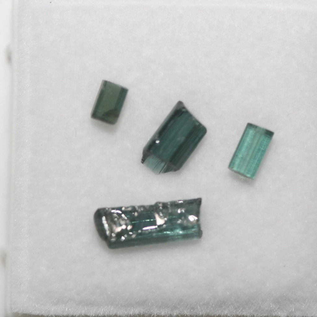 Paquete de 4 colgantes de cristal de turmalina azul verdosa en bruto sin perforar para engarzar. Piedras curativas.