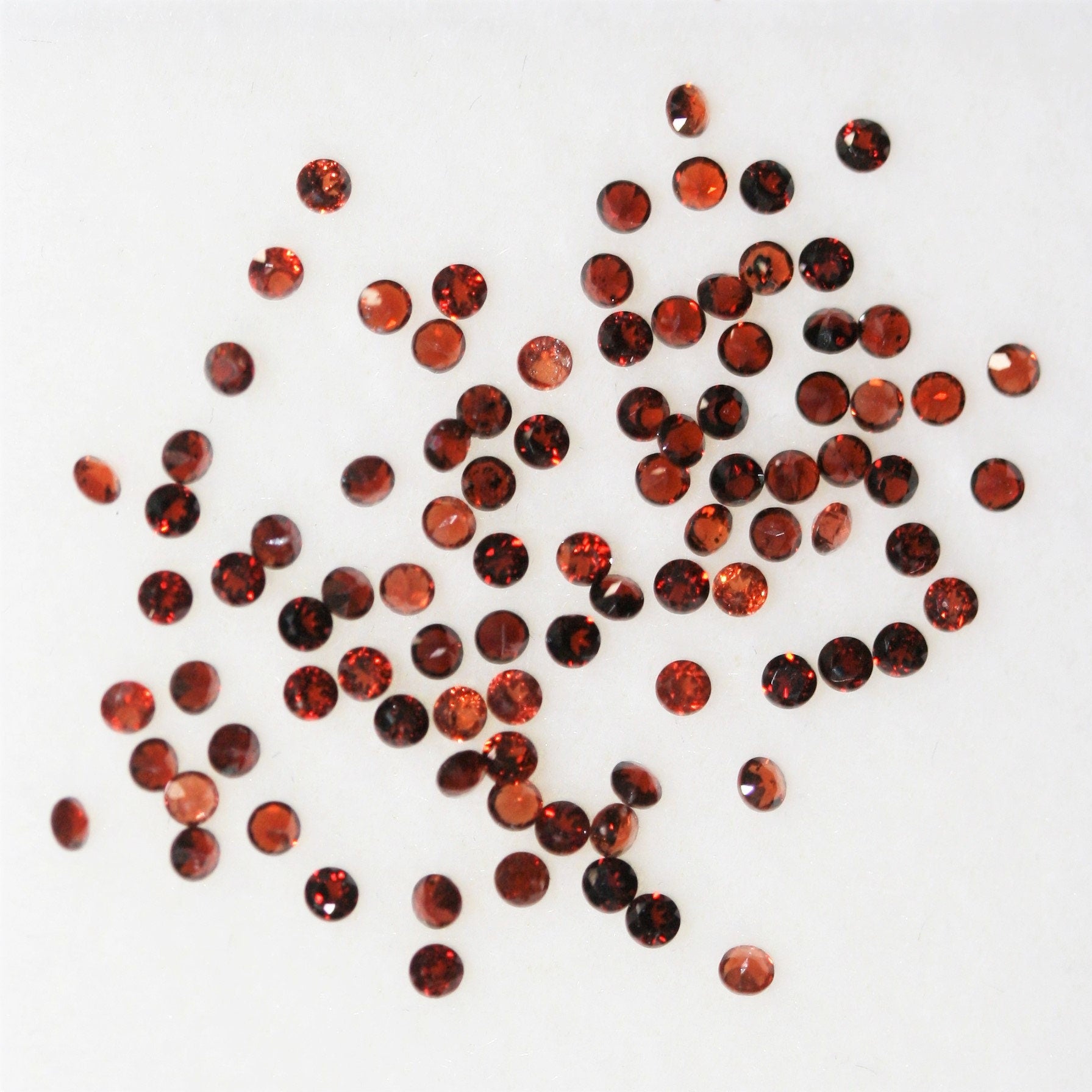 Lote de Granate Redondos Facetados de 1,5 mm - Lote de 2 Quilates