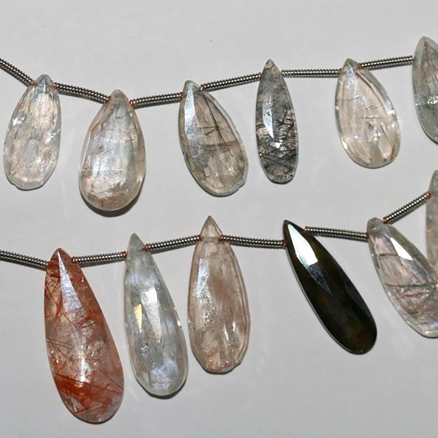 Cuentas de cuarzo facetadas graduadas de 8" (15 x 8-25 x 9 mm). Hilo de 21 cm aprox.