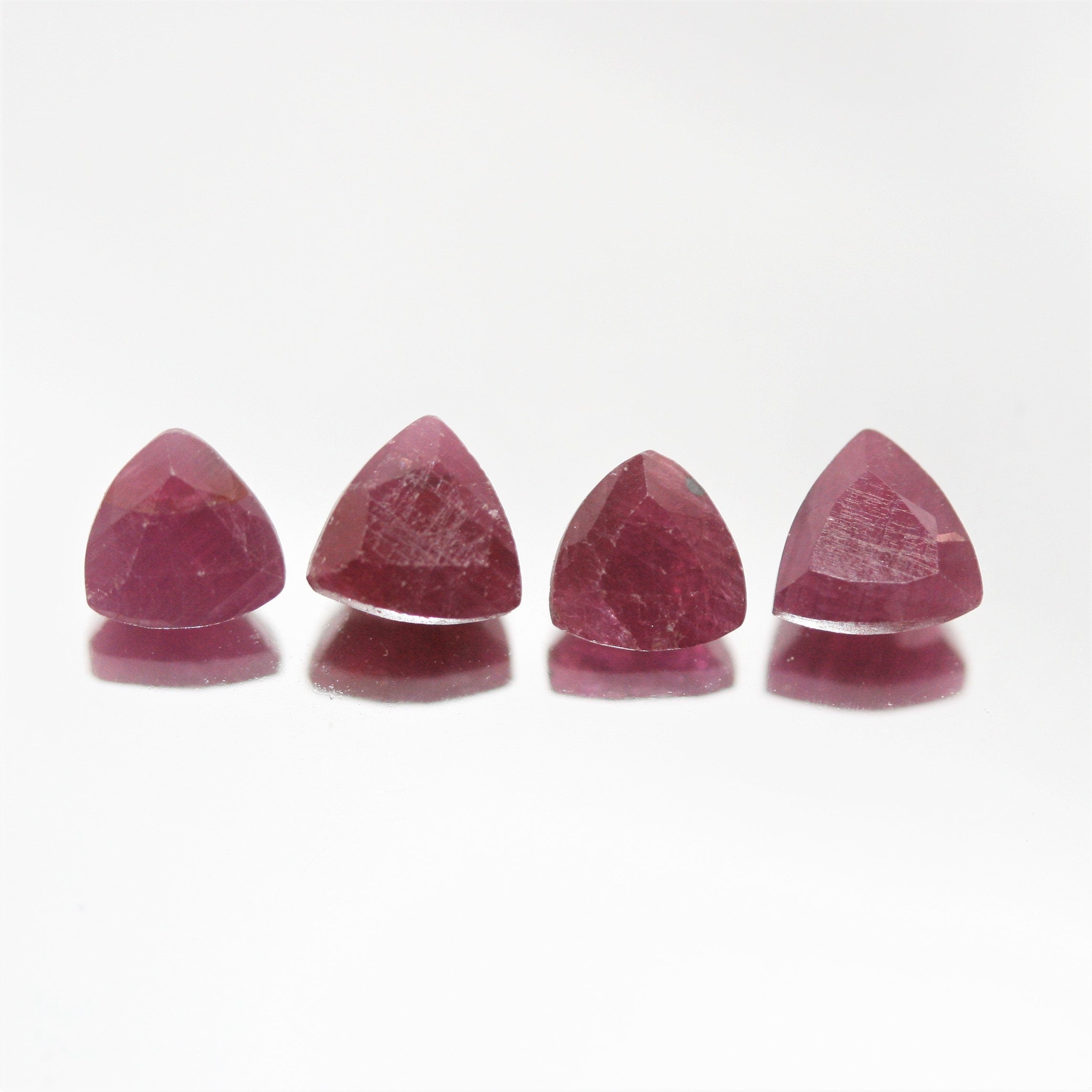 Lot de 4 rubis facettés taille trillion de 5 mm - Pierres précieuses en vrac - Prix de gros - Gemmes naturelles