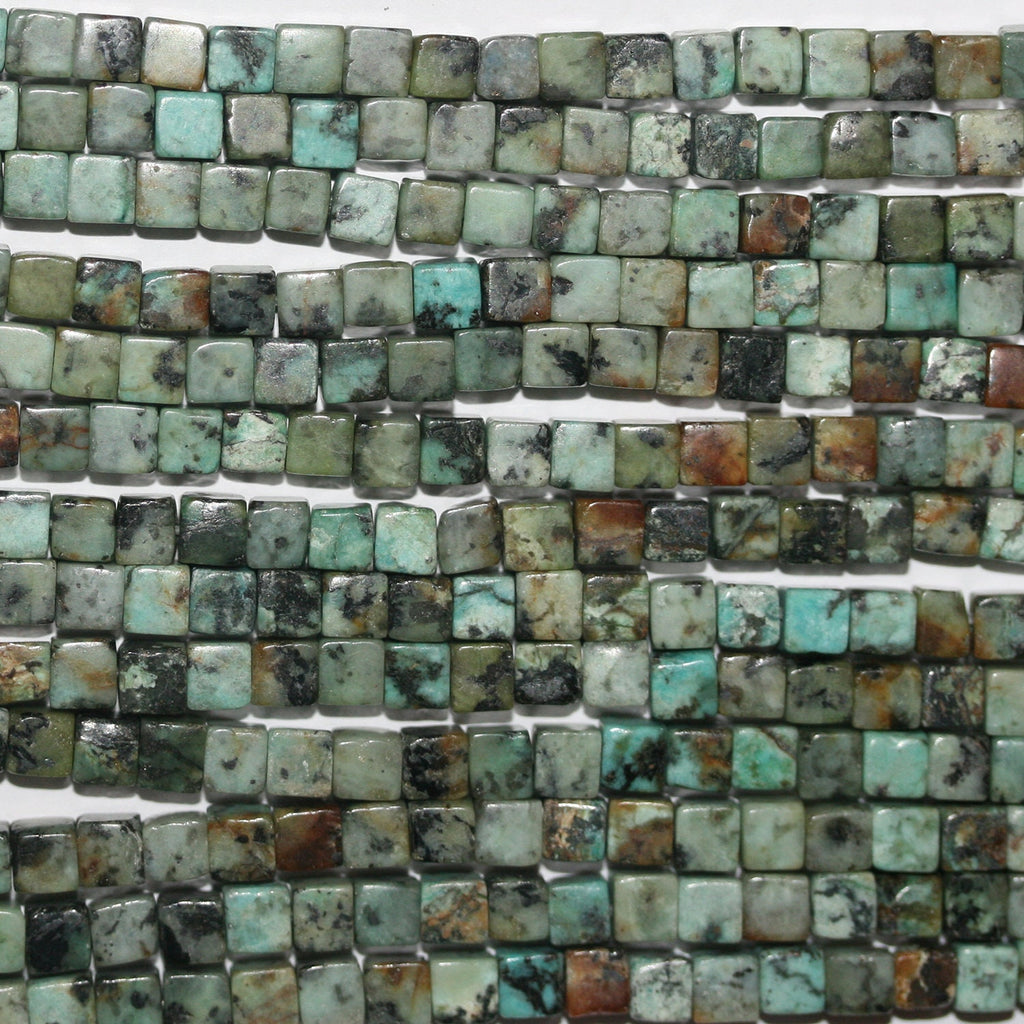 Perles cubiques lisses en turquoise africaine de 40 cm (16 pouces), 4 mm, rang de 40 cm (16 pouces).